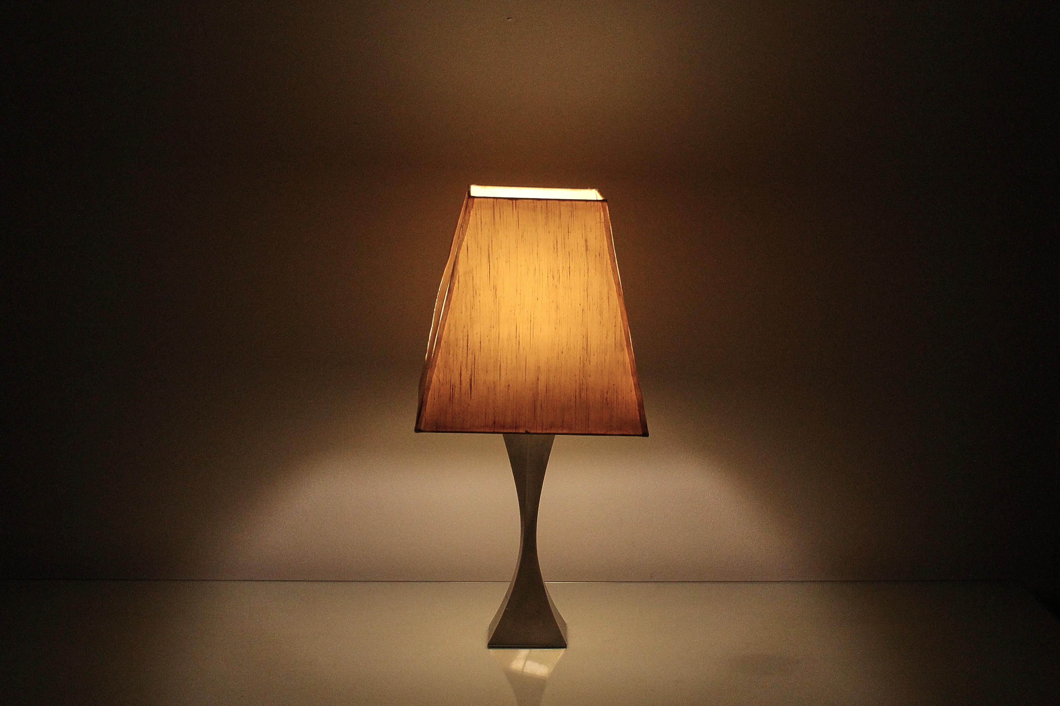 Lampe de table pyramidale en métal un .Tonello E a .Montagna Grillo, Italie, années 60 en vente 5