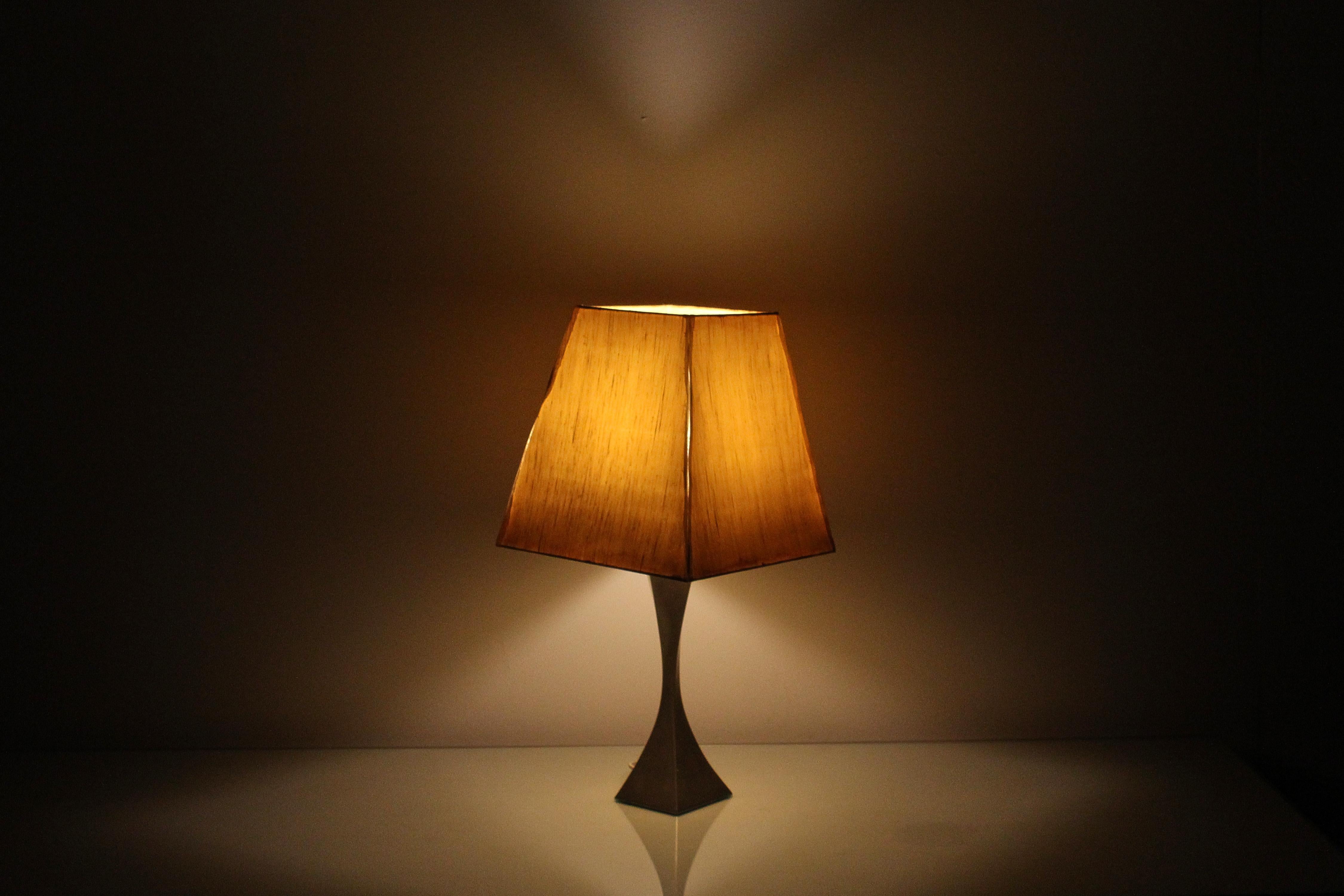 Lampe de table pyramidale en métal un .Tonello E a .Montagna Grillo, Italie, années 60 en vente 6