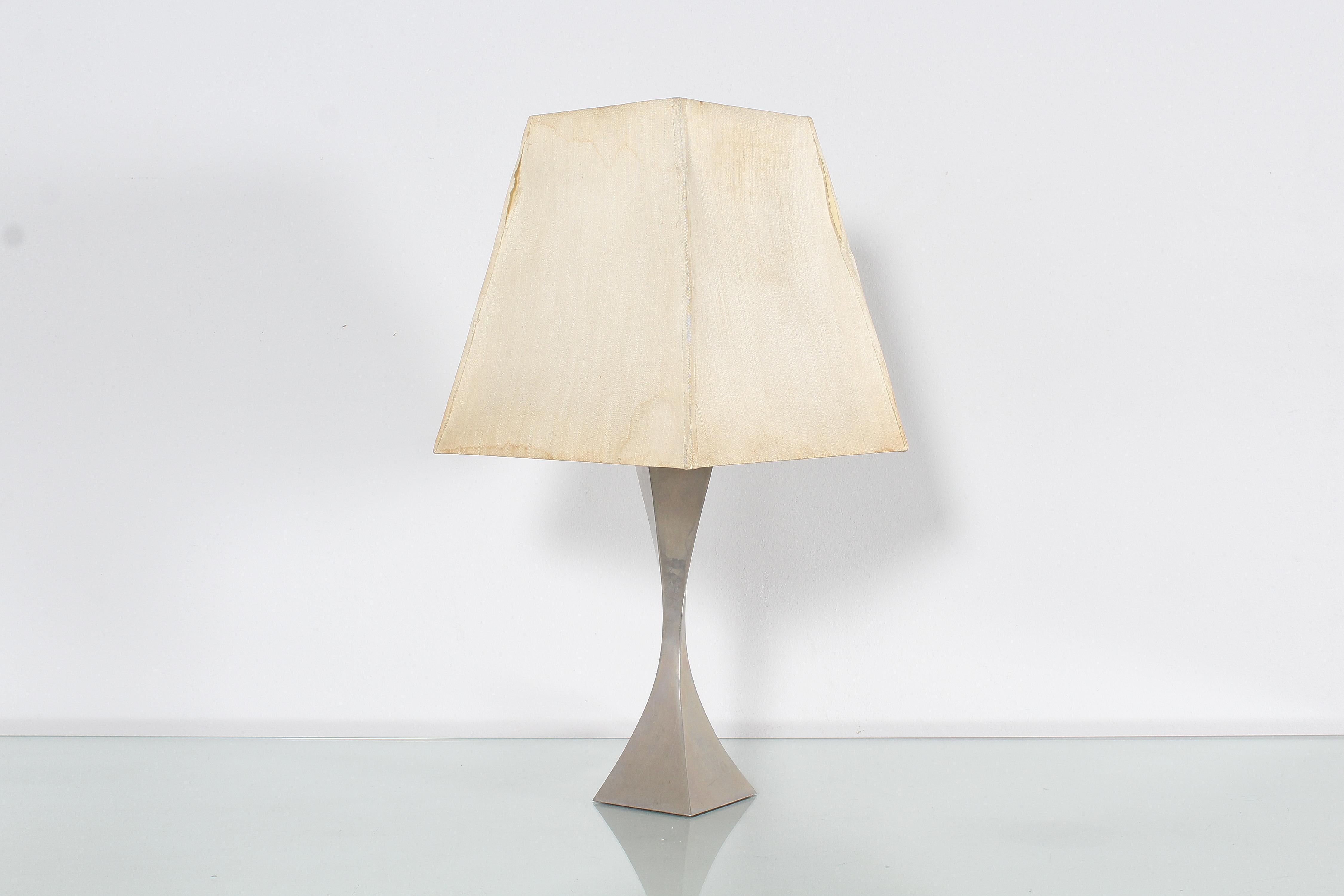 Mid-Century Modern Lampe de table pyramidale en métal un .Tonello E a .Montagna Grillo, Italie, années 60 en vente