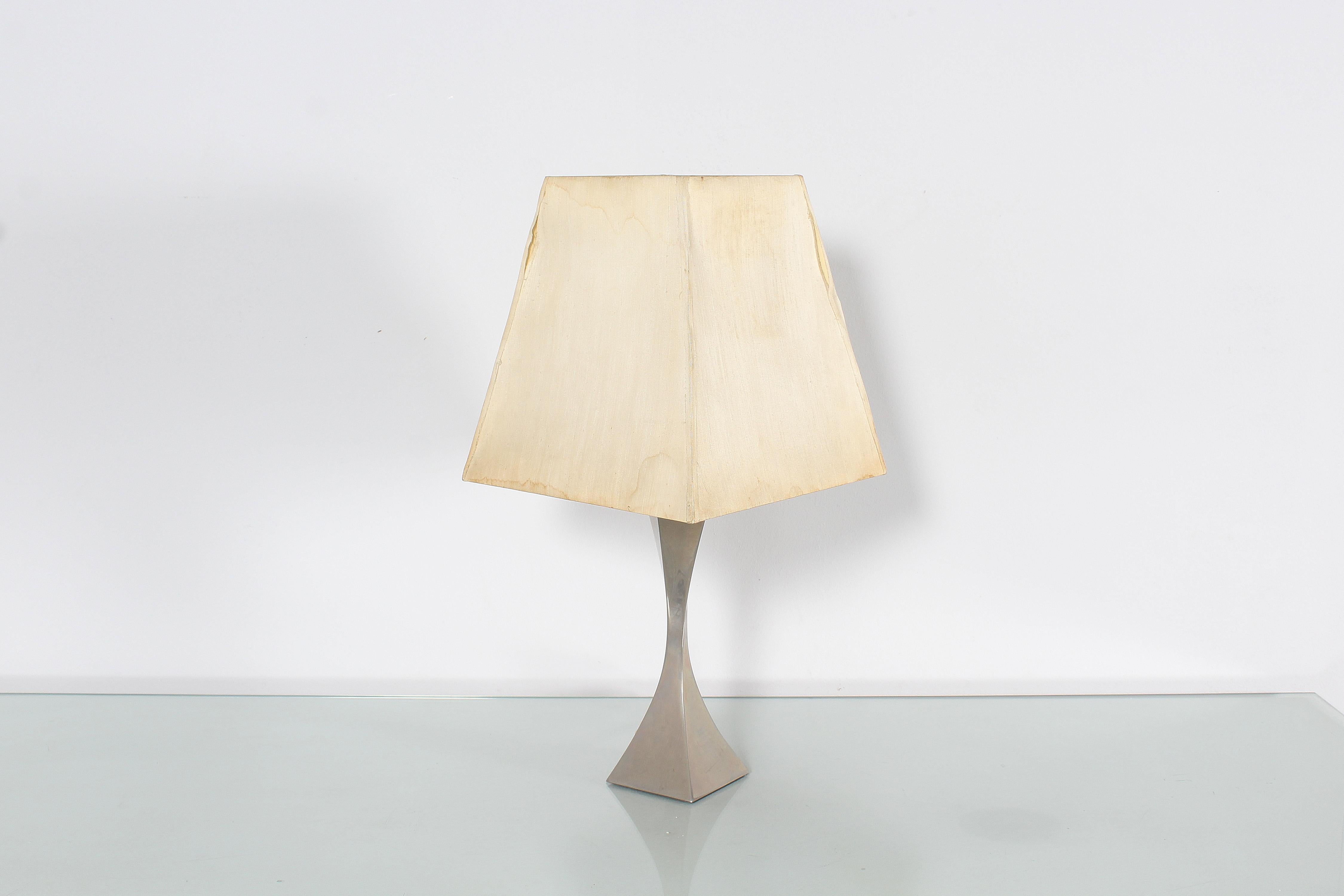 italien Lampe de table pyramidale en métal un .Tonello E a .Montagna Grillo, Italie, années 60 en vente