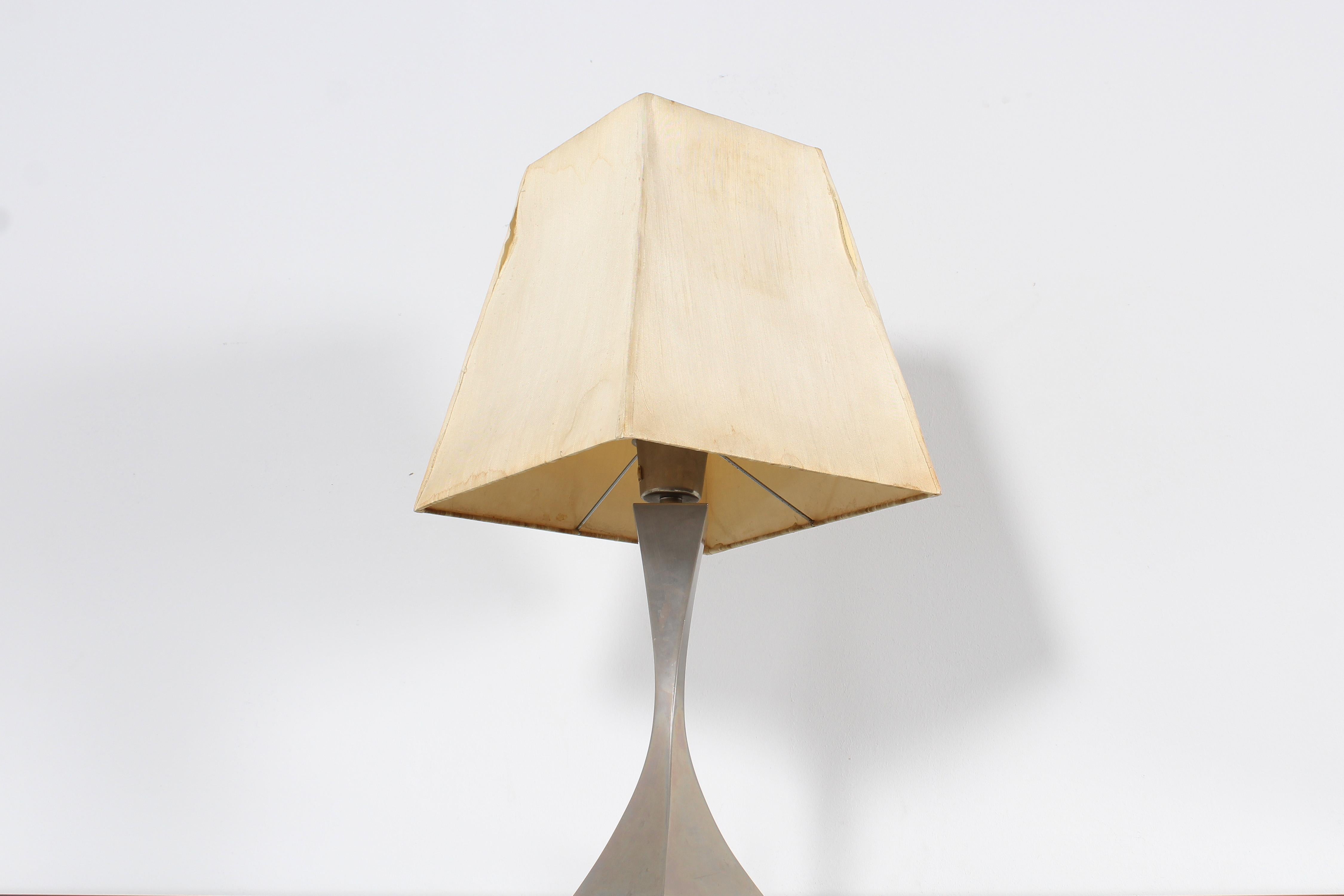 Midcentury a .Tonello E a .Montagna Grillo Metal Pyramidal Table Lamp 60s Italy In Good Condition For Sale In Palermo, IT