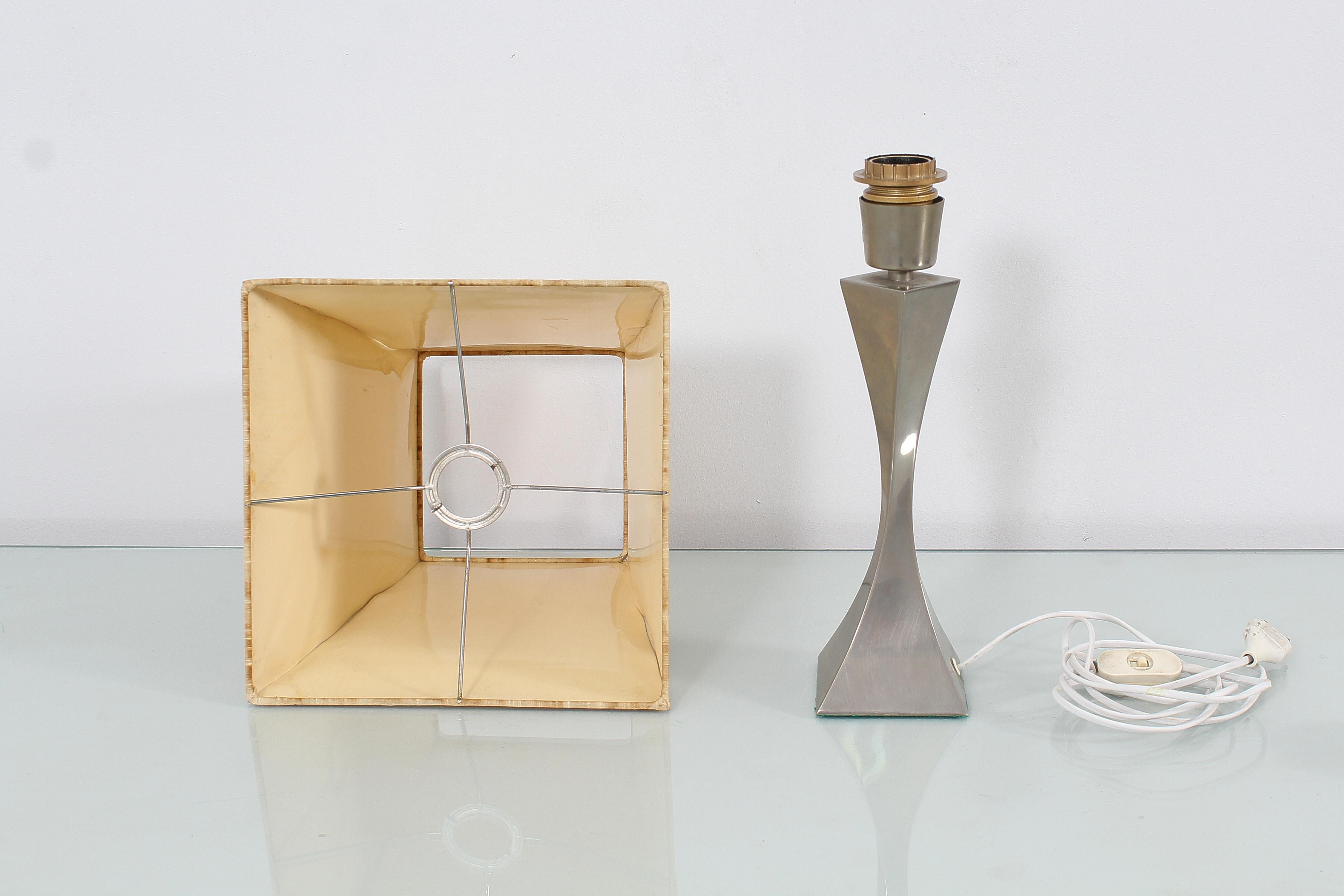Lampe de table pyramidale en métal un .Tonello E a .Montagna Grillo, Italie, années 60 en vente 1