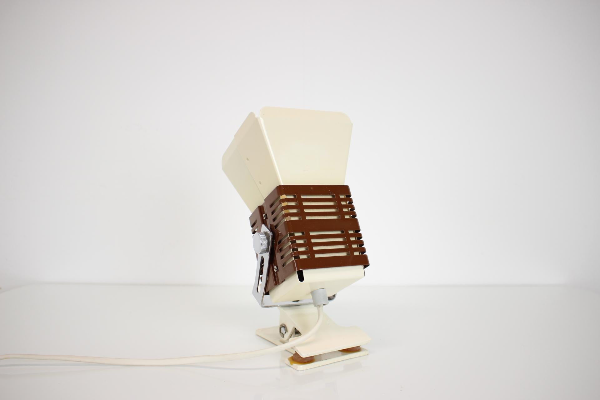Vintage-Tischlampe aus den 1970er Jahren, hergestellt in der Tschechoslowakei.
Hergestellt aus Metall und Chrom.
Voll funktionsfähig, im Originalzustand.
Aufpoliert, gereinigt, einsatzbereit.
Ein paar kleine Gebrauchsspuren.