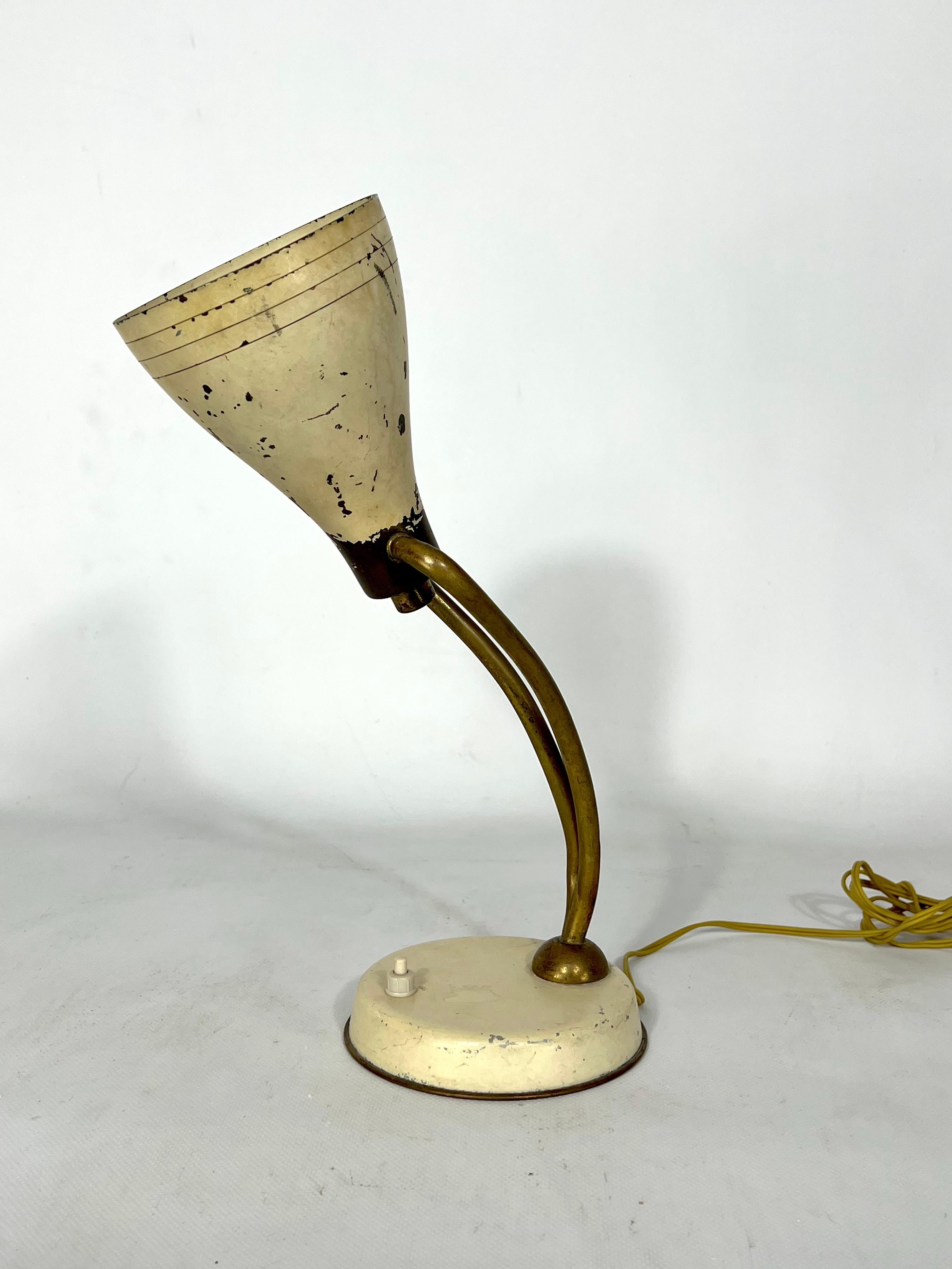 Condition Vintage inaltérée avec trace évidente d'âge et d'utilisation pour cette lampe de table italienne en laiton laqué et attribuée à l'italien Arredoluce Monza. Grande qualité de fabrication.Fonctionne entièrement avec la norme européenne,