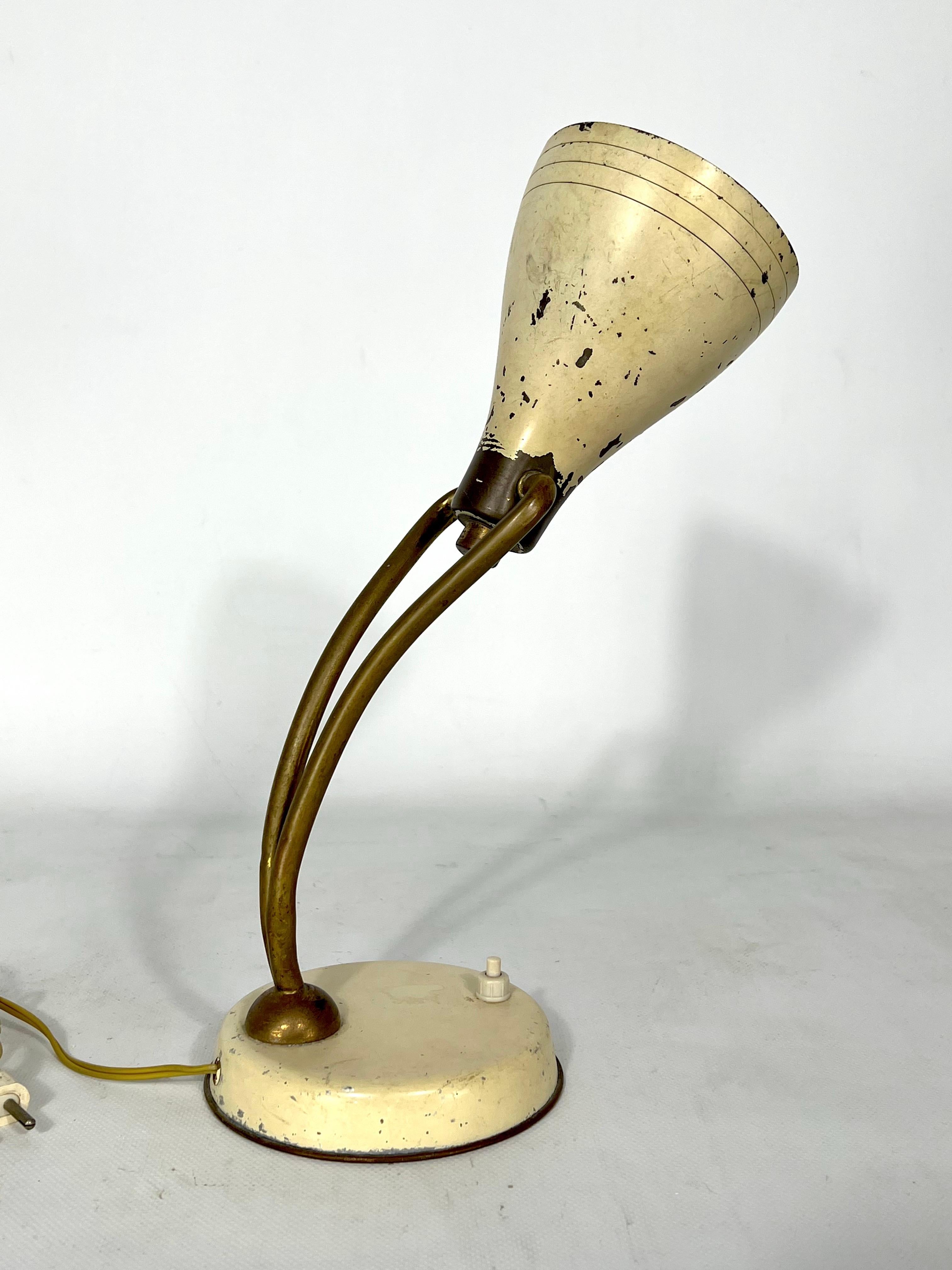 italien Lampe de bureau orientable en laiton laqué Arredoluce attribuée au milieu du siècle dernier, années 50 en vente