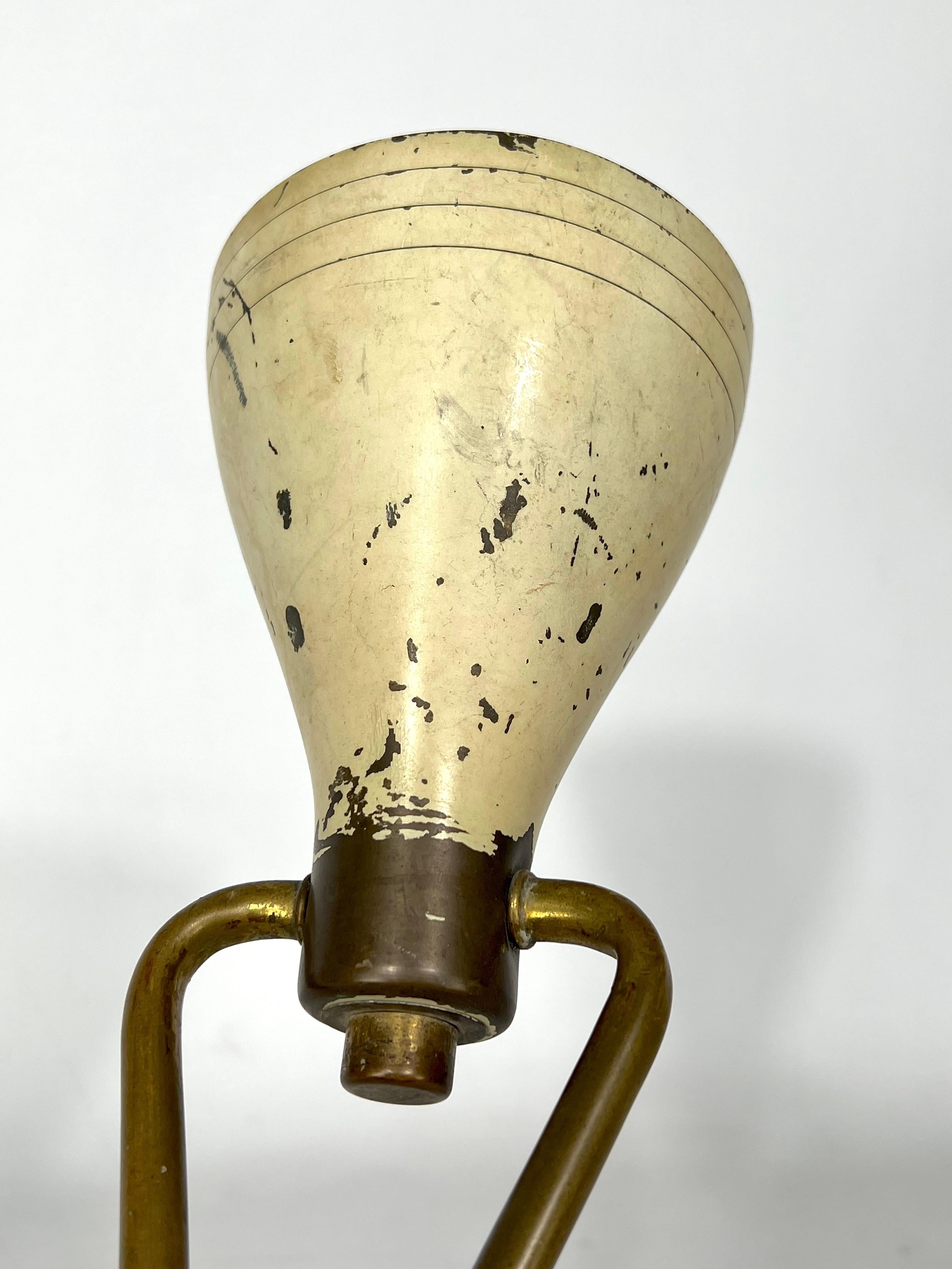 Lampe de bureau orientable en laiton laqué Arredoluce attribuée au milieu du siècle dernier, années 50 Bon état - En vente à Catania, CT
