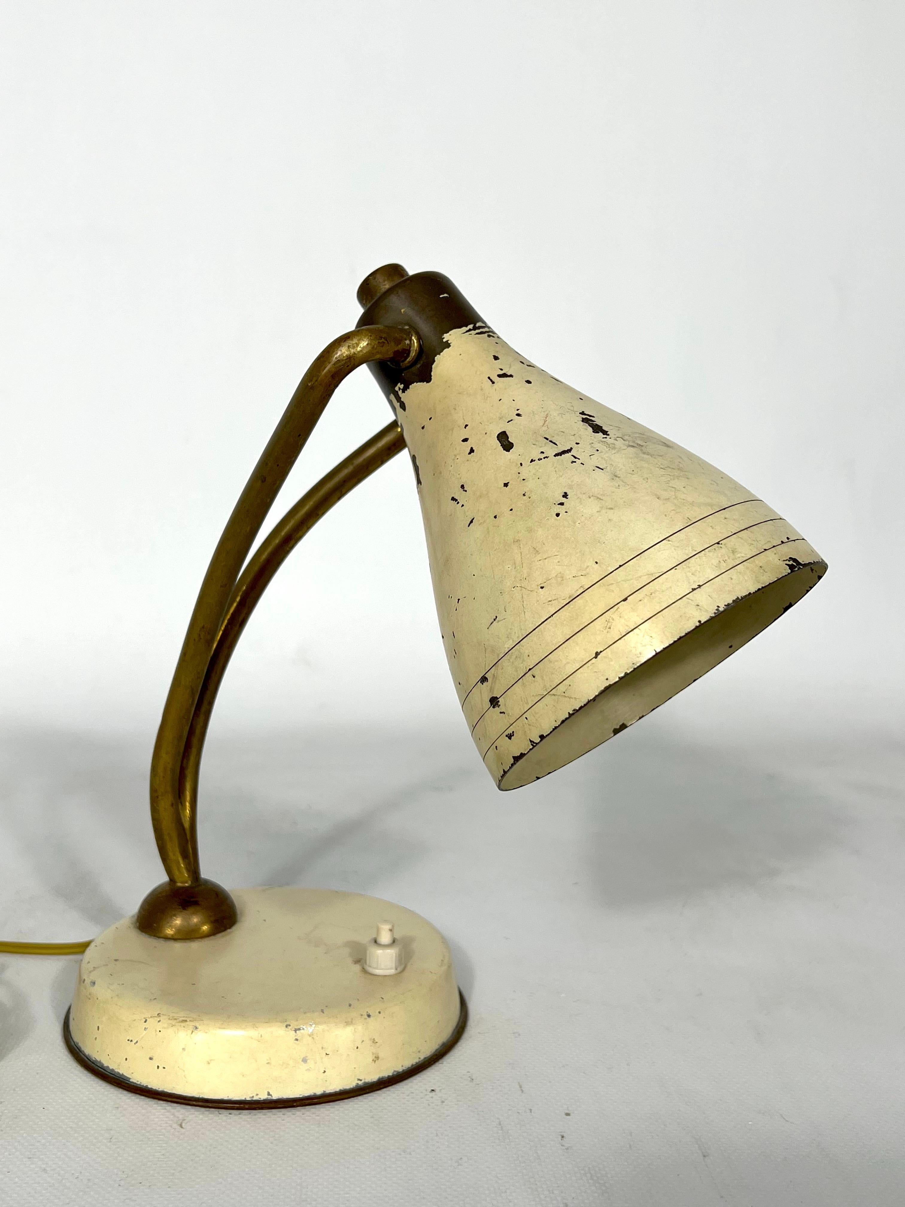 20th Century Mid-Century Attributed Arredoluce Lacquered Brass Orientable Table Lamp from 50s For Sale
