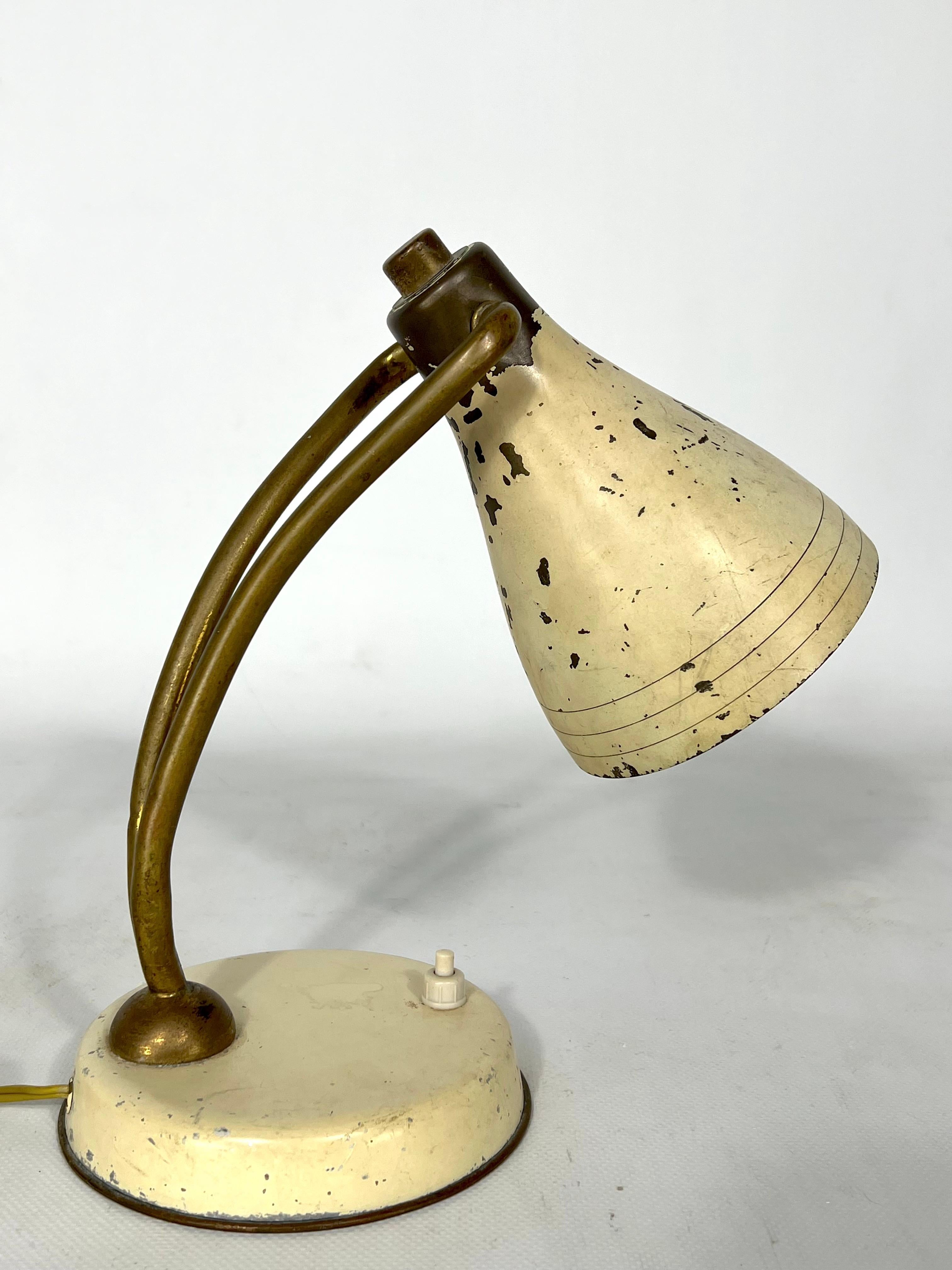 Orientbare Mid-Century-Tischlampe aus lackiertem Messing, Arredoluce zugeschrieben, 50er Jahre im Angebot 1