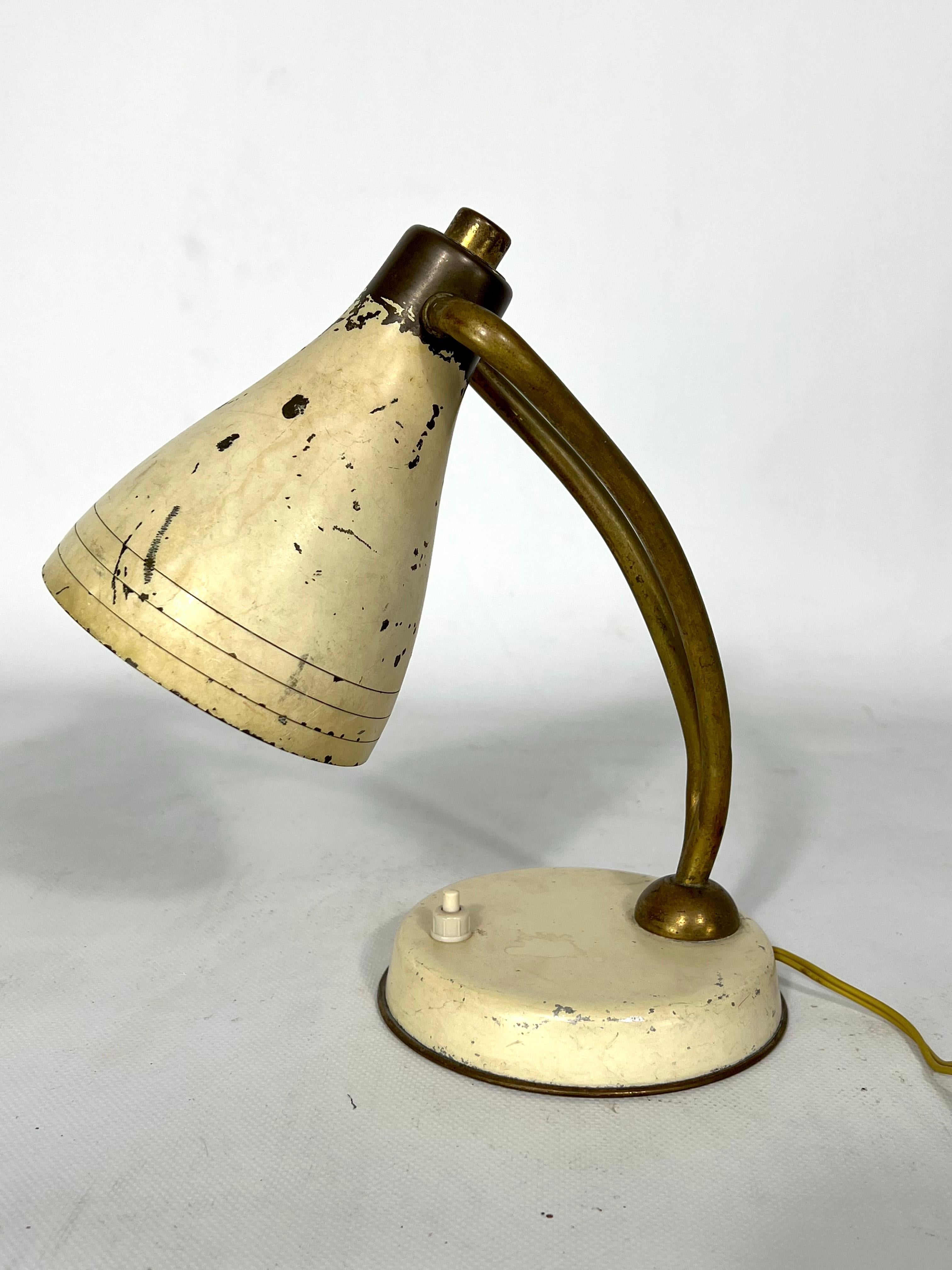 Mid-Century Attributed Arredoluce Lacquered Brass Orientable Table Lamp from 50s For Sale 3