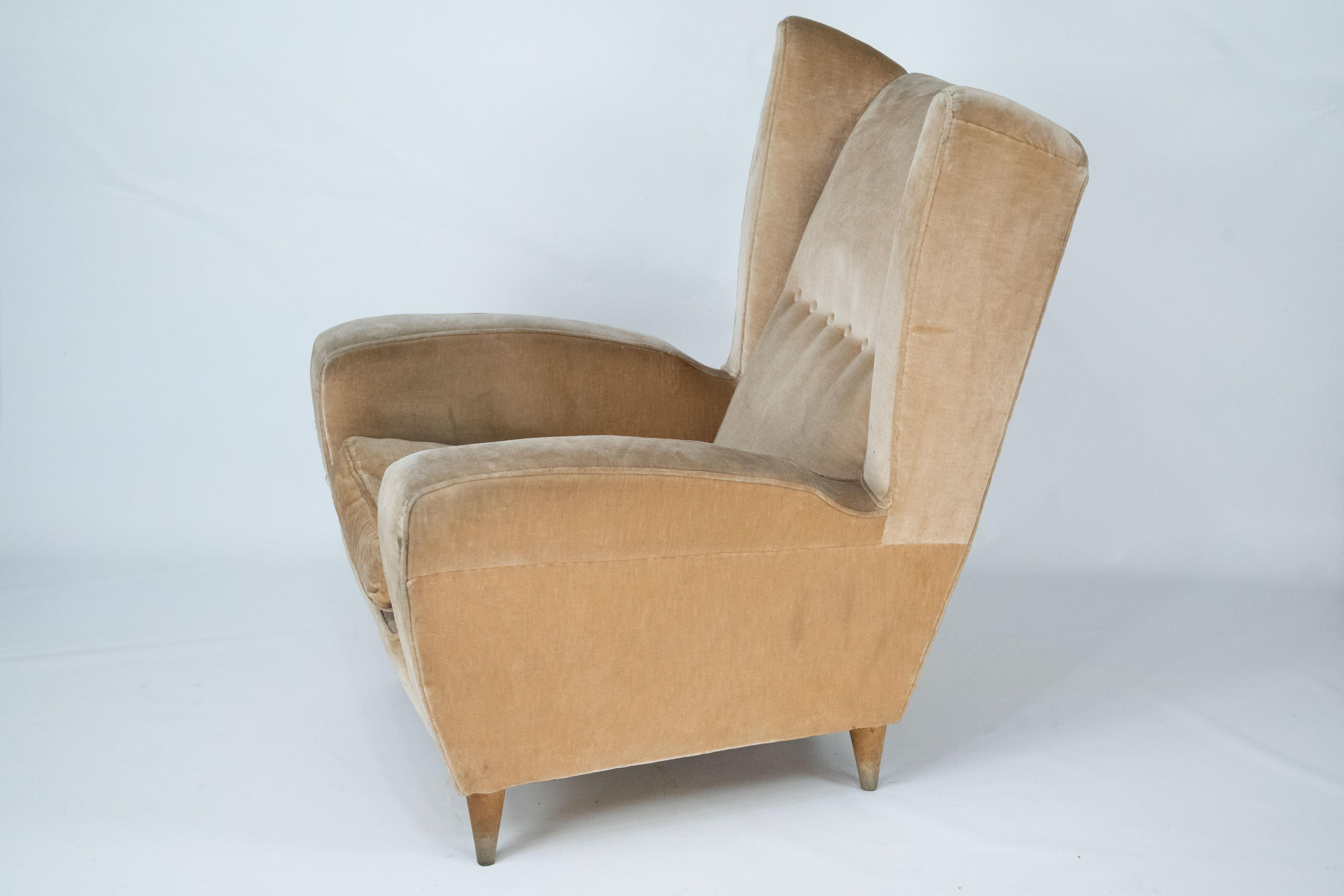 Il s'agit d'un fauteuil simple élégant et sophistiqué qui incarne parfaitement le design moderne italien du milieu du siècle, une belle pièce attribuée au célèbre architecte et designer Melchiorre Bega, datant des années 1950. Originaire d'Italie,