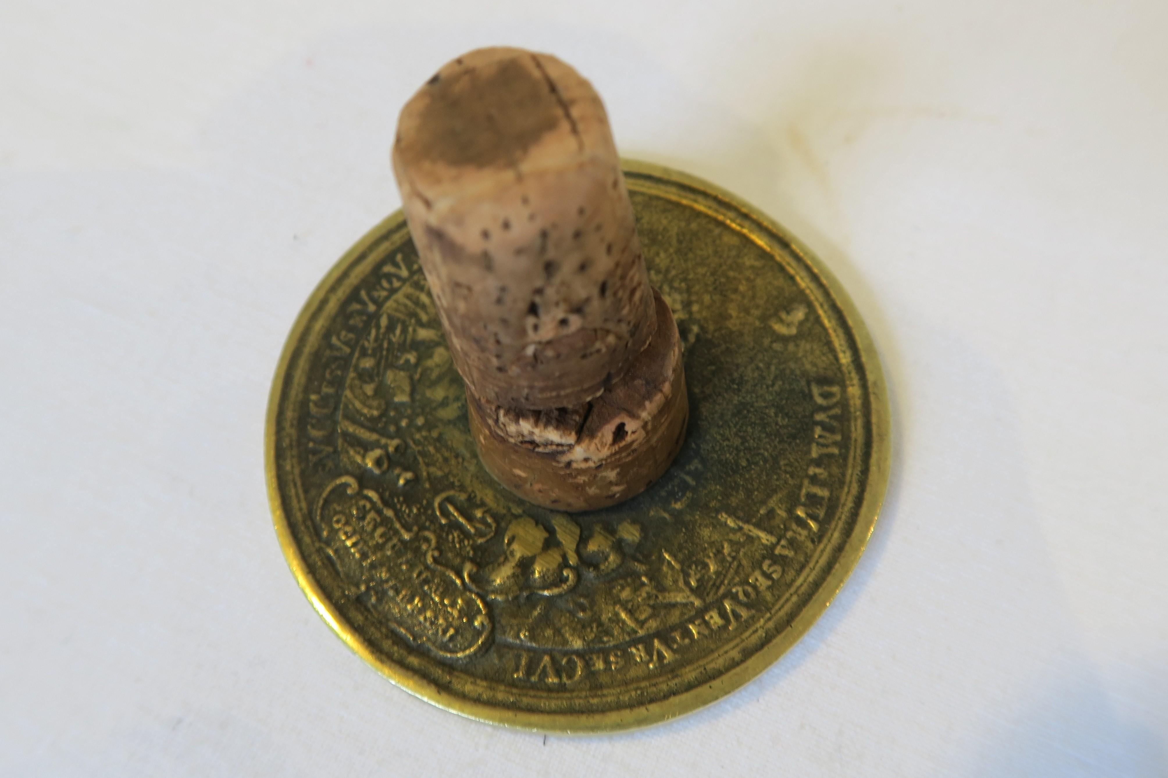 Auböck-Flaschenverschluss aus der Jahrhundertmitte Historisches Münzmotiv (Handgefertigt) im Angebot