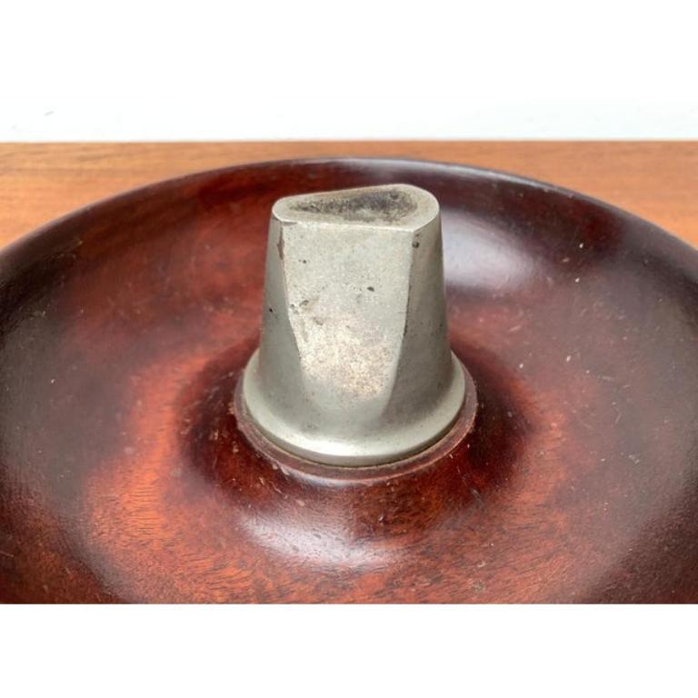 Mid-Century moderno Ciotola in legno in stile Auböck di metà secolo con incudine a schiaccianoci, anni '60 in vendita