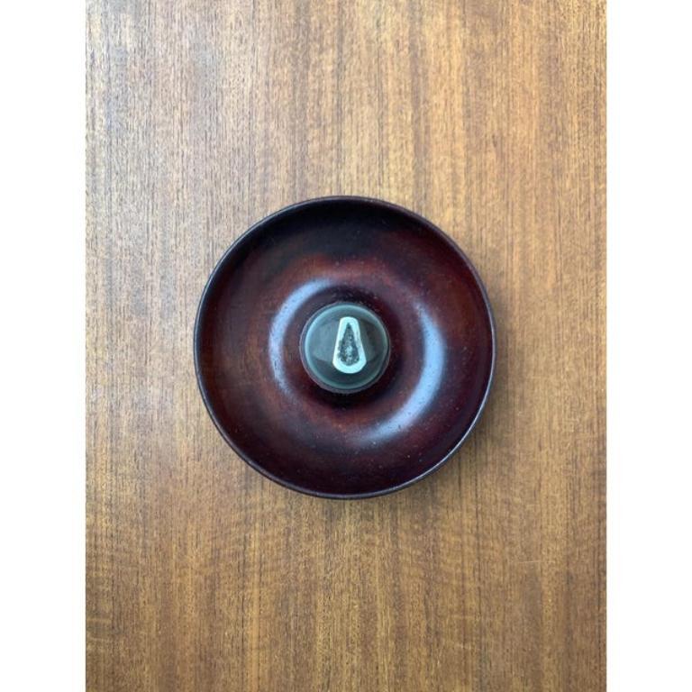 XX secolo Ciotola in legno in stile Auböck di metà secolo con incudine a schiaccianoci, anni '60 in vendita