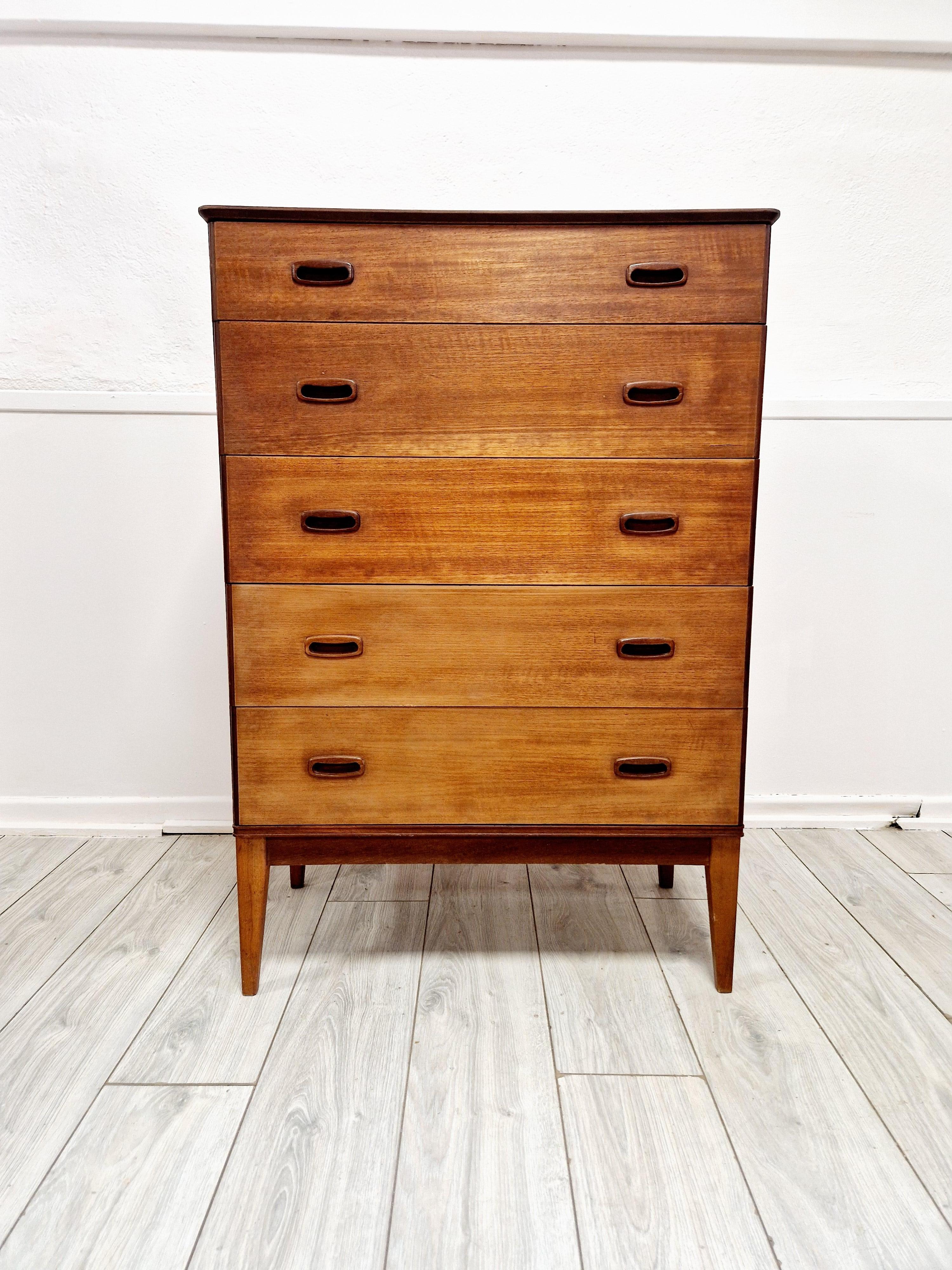 Realizzato con l'eleganza senza tempo del design di metà secolo, questo comò Austinsuite è un vero tesoro vintage. Il pezzo vanta un'elegante finitura in teak, completata da maniglie in legno, che aggiungono un tocco di calore organico alla sua