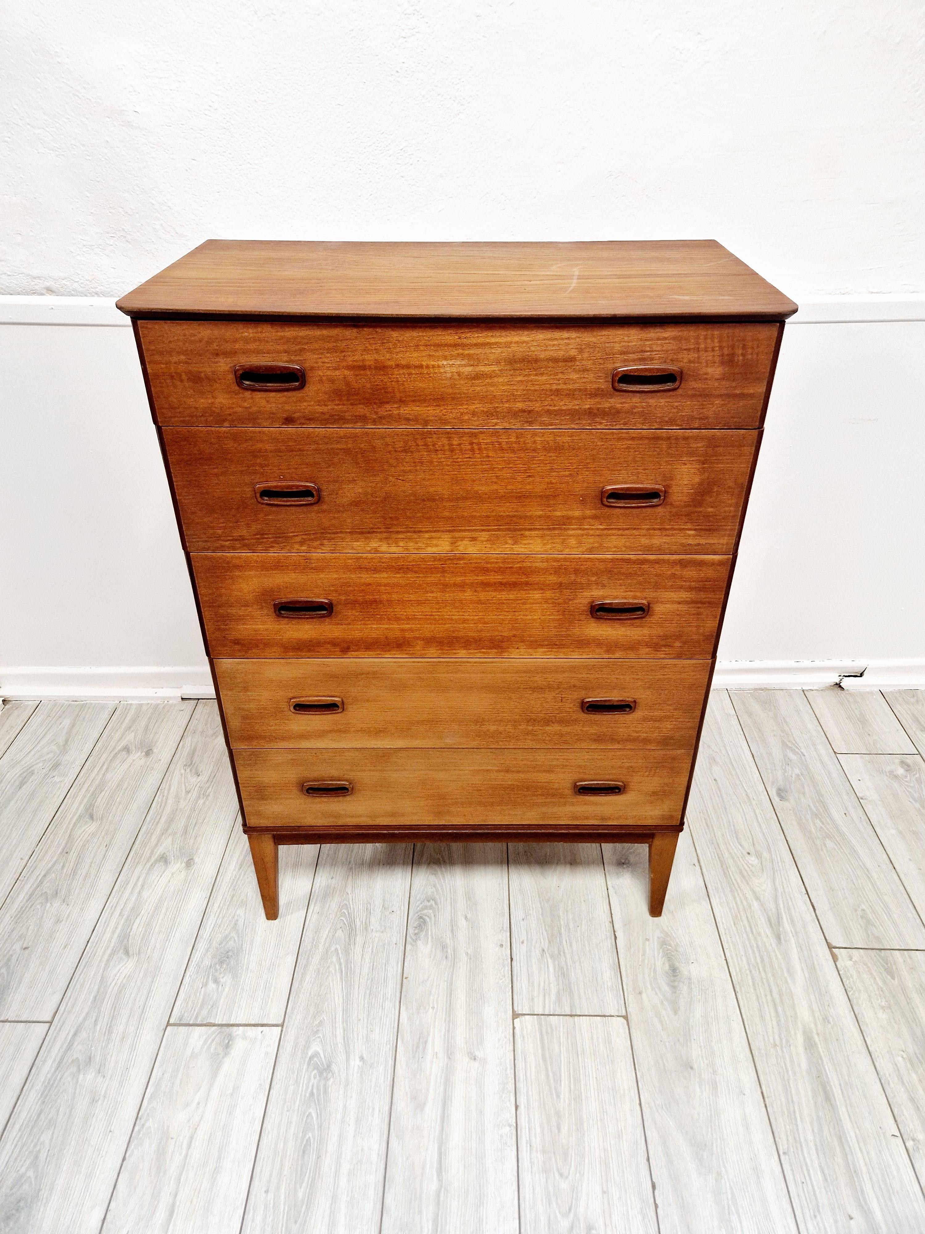 Teak Commode Austinsuite di metà secolo in vendita