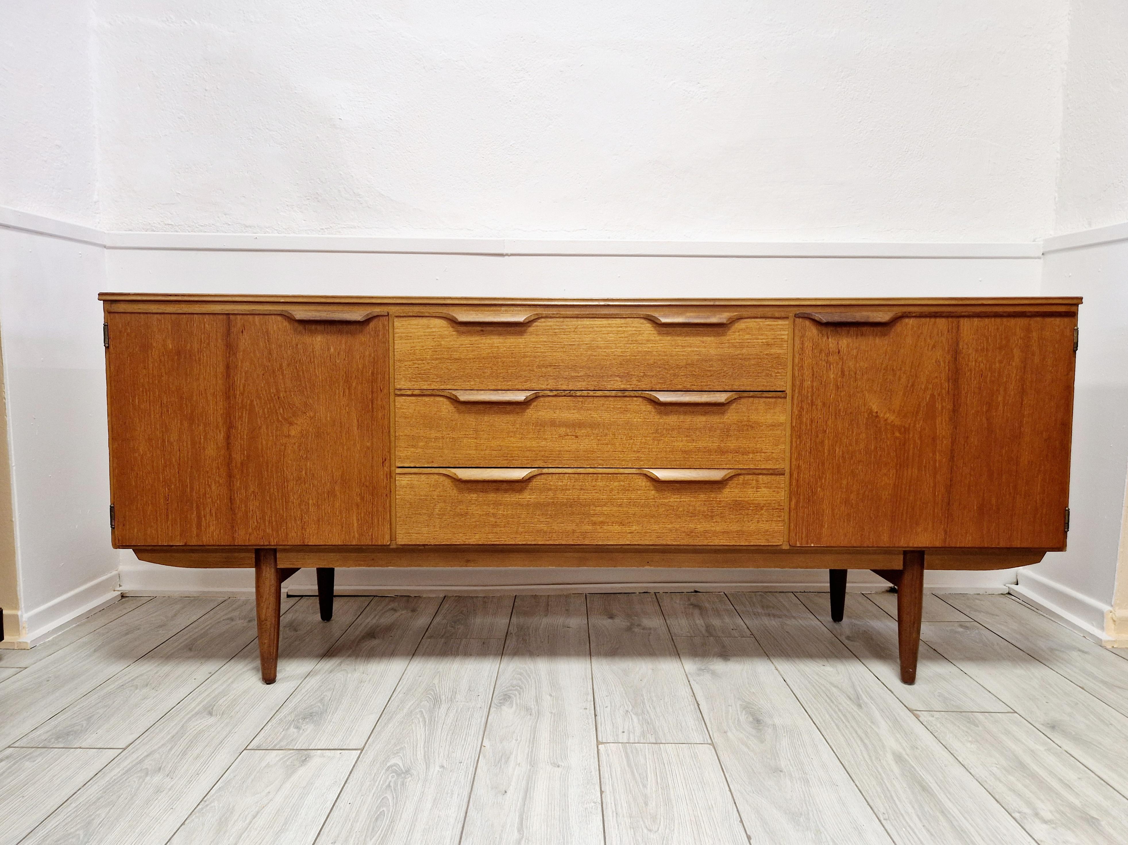 Credenza in teak Austinsuite di metà secolo in vendita 4
