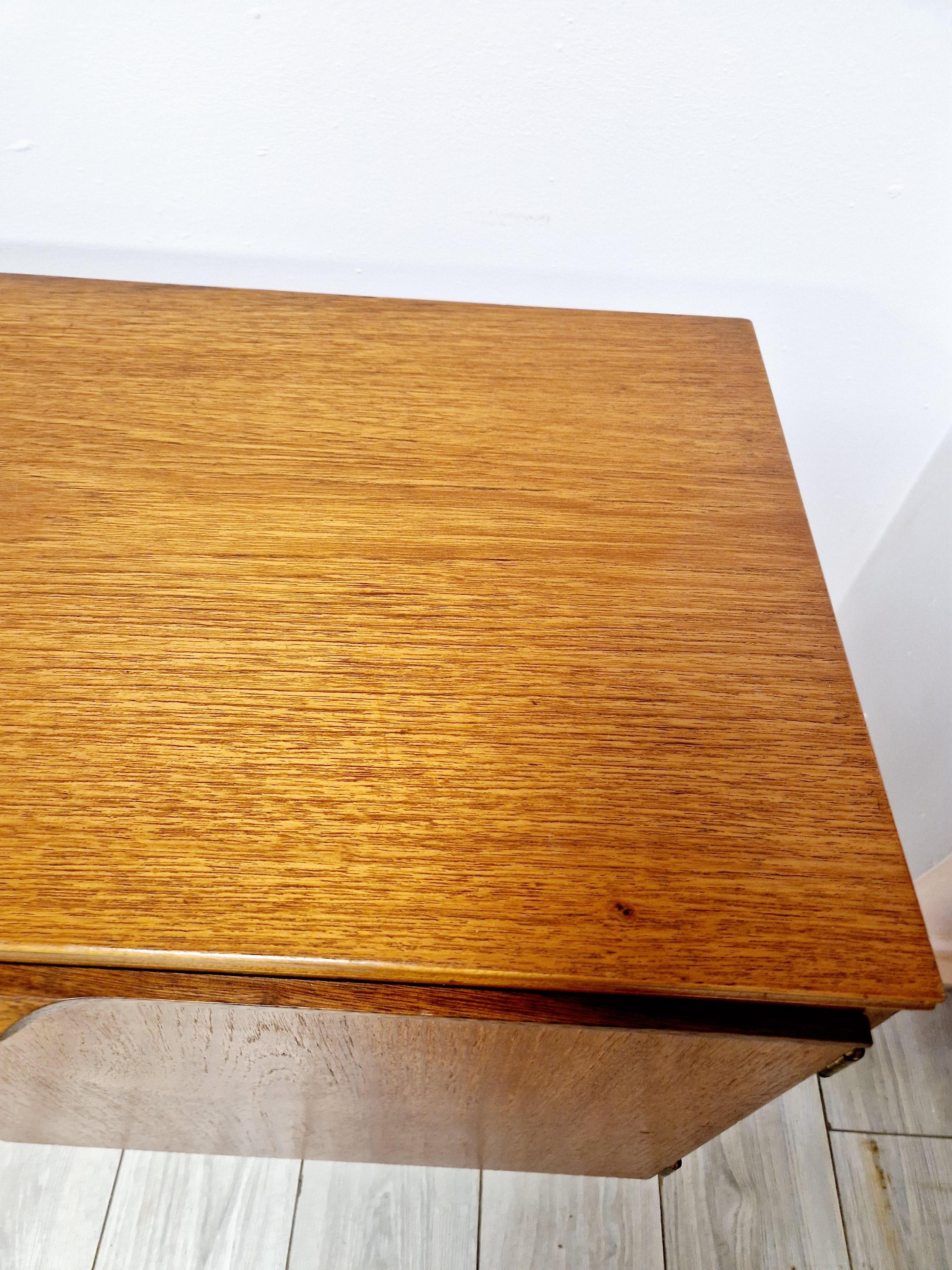 Credenza in teak Austinsuite di metà secolo in vendita 5