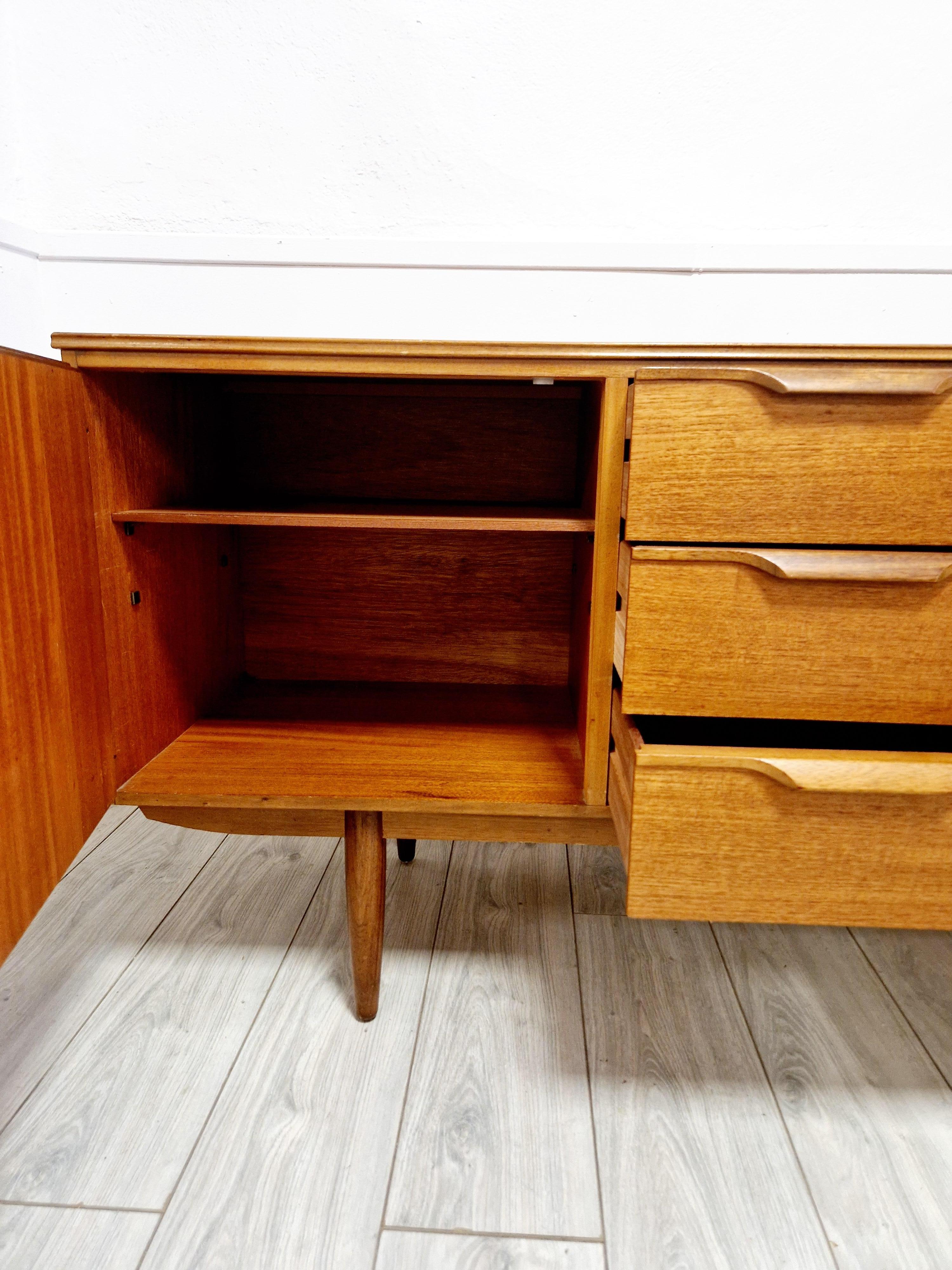 Credenza in teak Austinsuite di metà secolo in vendita 6