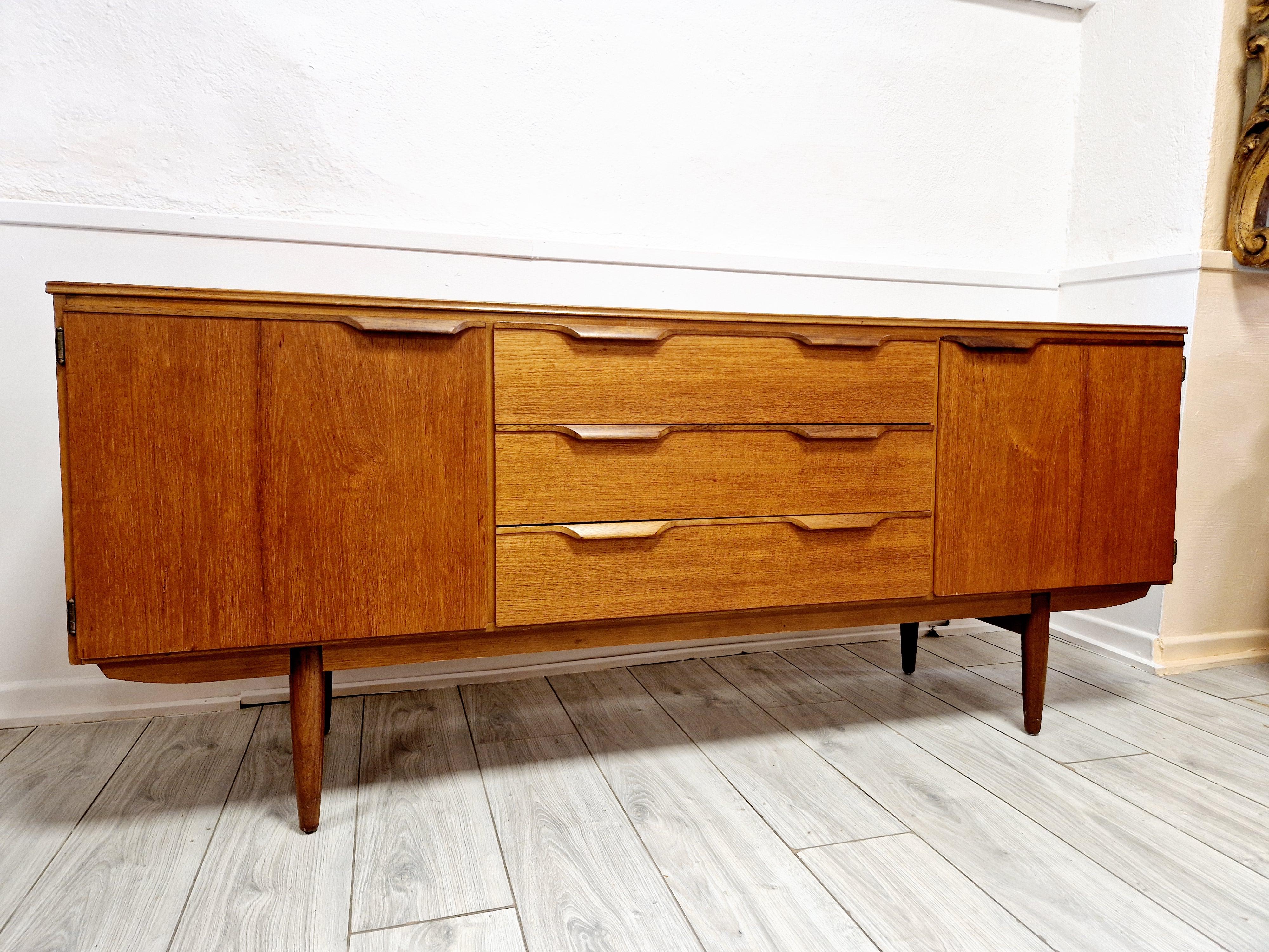 Mid-Century moderno Credenza in teak Austinsuite di metà secolo in vendita