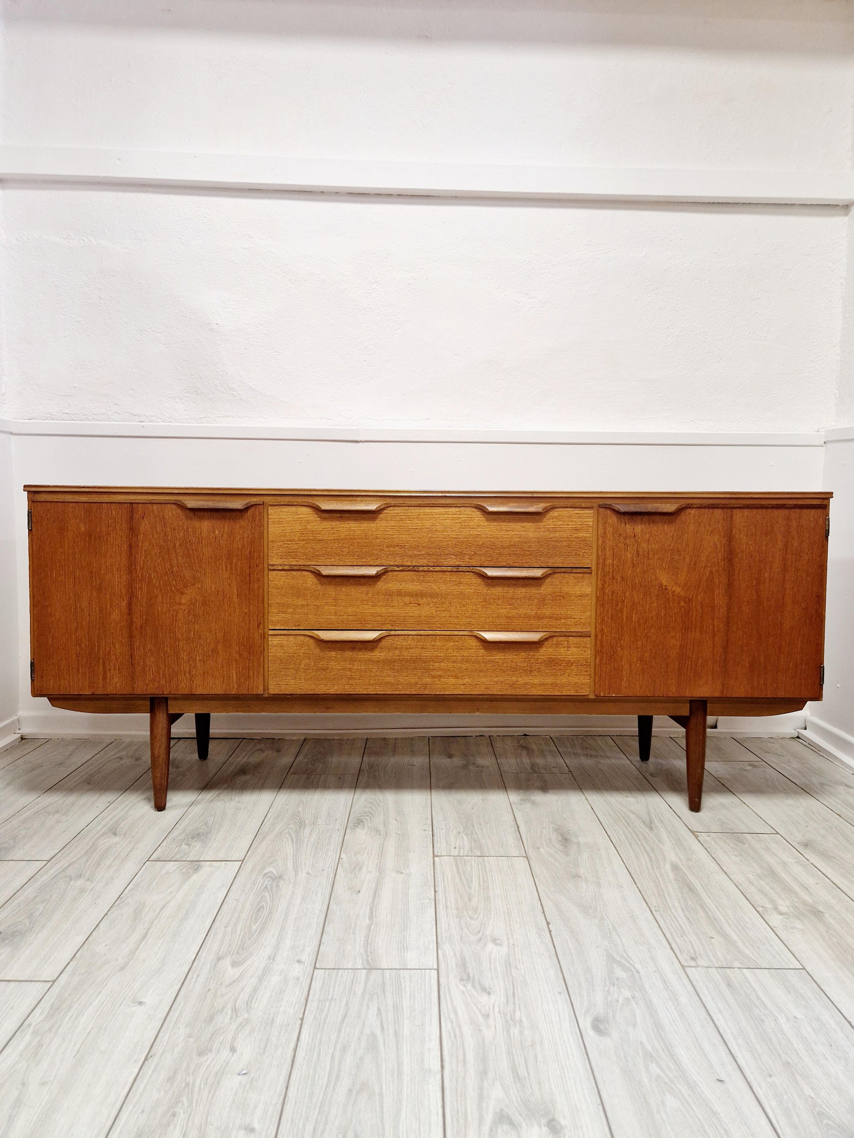 Credenza in teak Austinsuite di metà secolo In condizioni buone in vendita a Buxton, GB