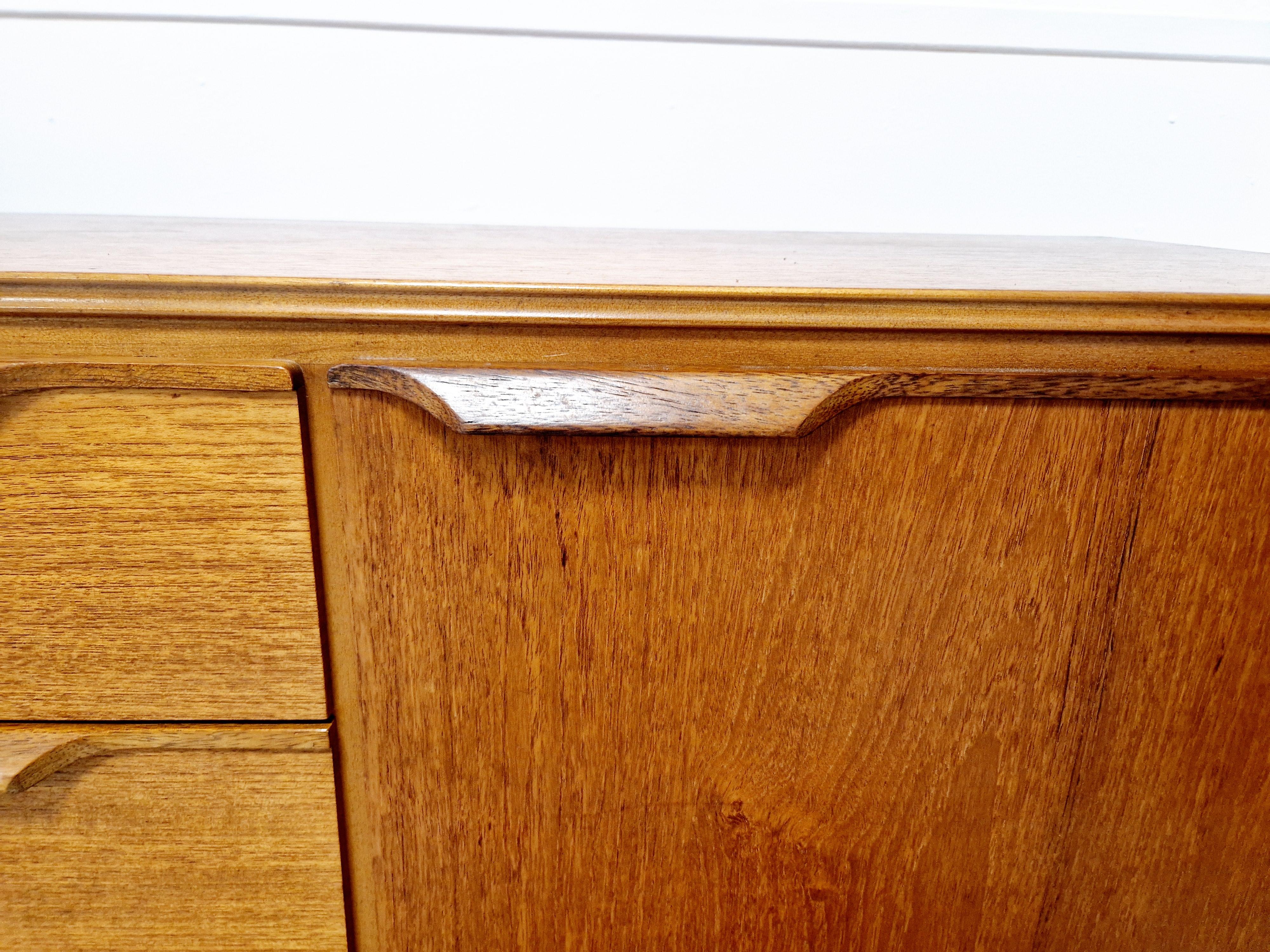 Credenza in teak Austinsuite di metà secolo in vendita 1