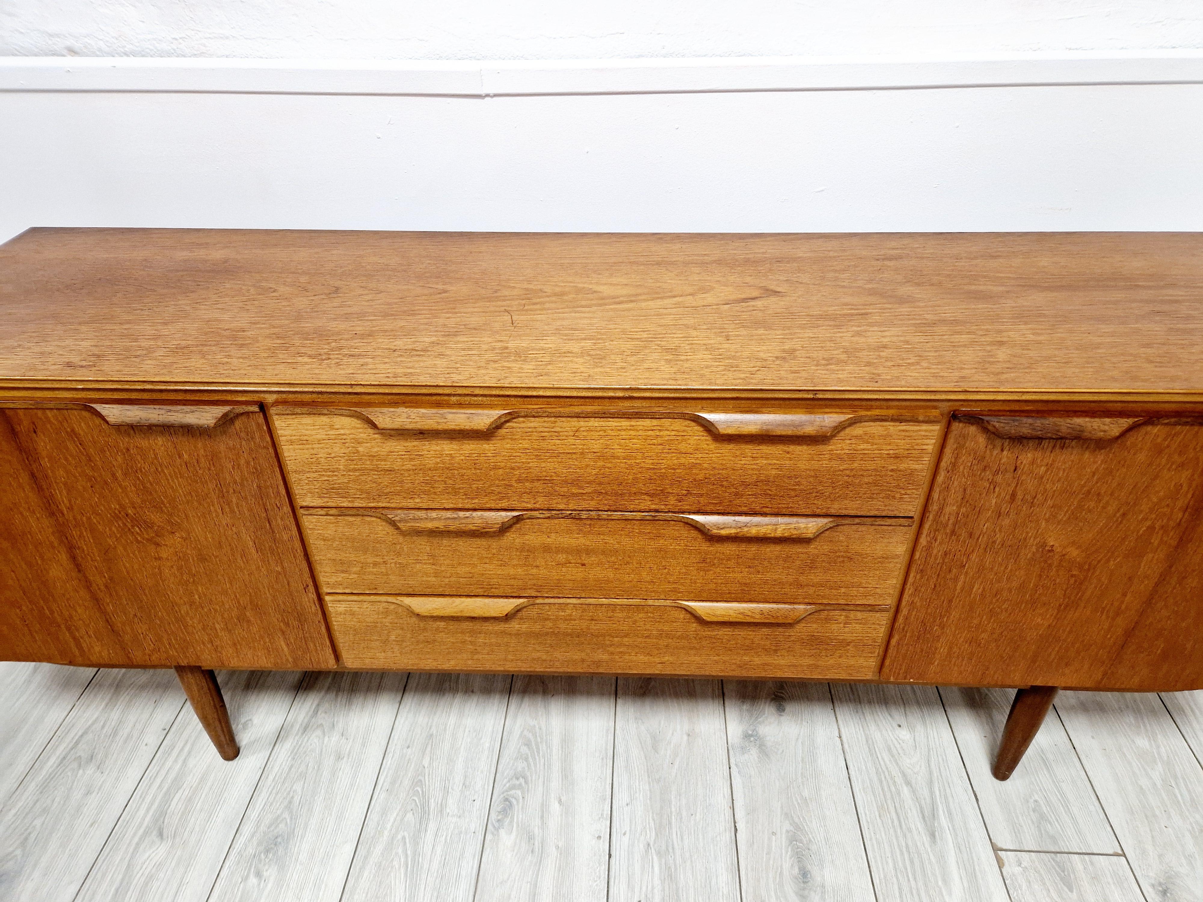 Credenza in teak Austinsuite di metà secolo in vendita 2