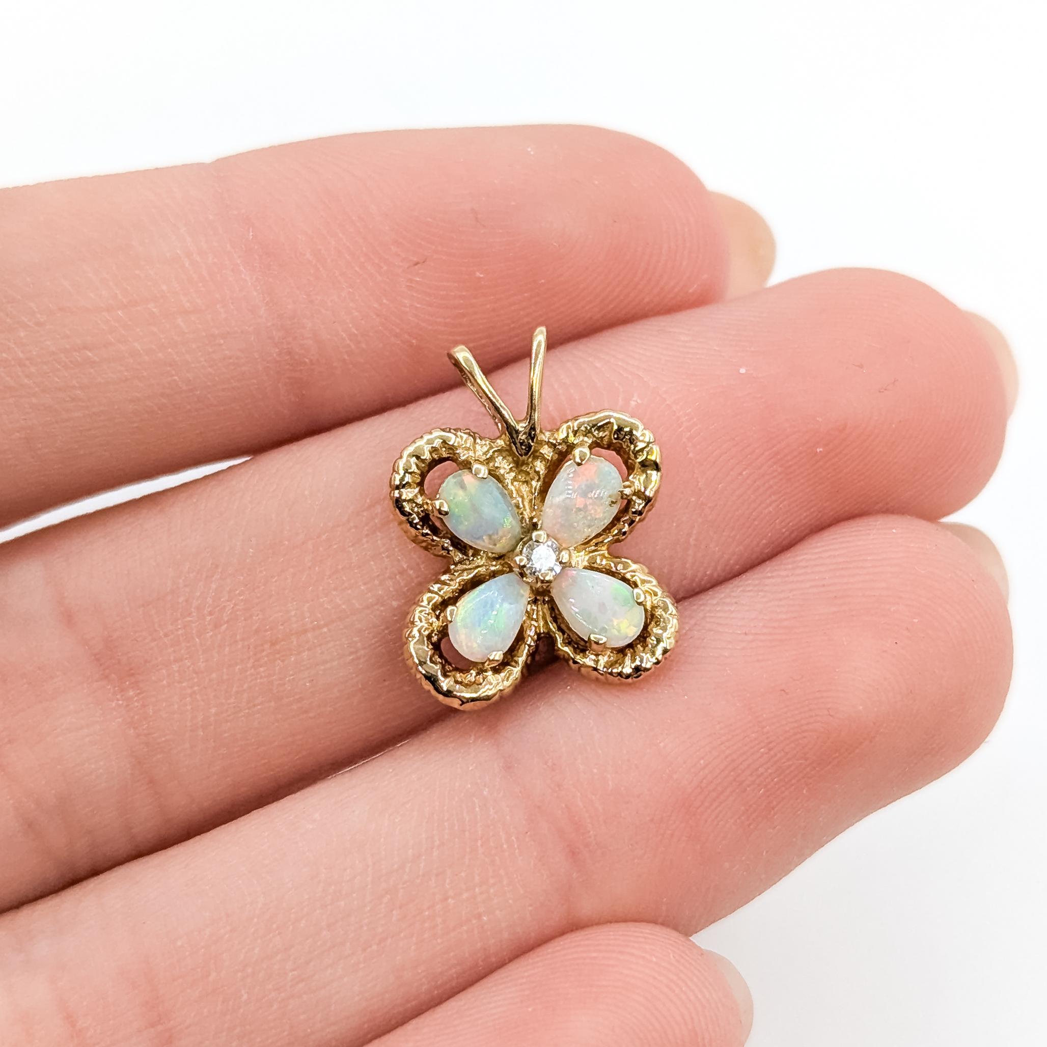 Cabochon Ciondolo a forma di farfalla in oro giallo 14k con opale australiano e diamante di metà secolo in vendita