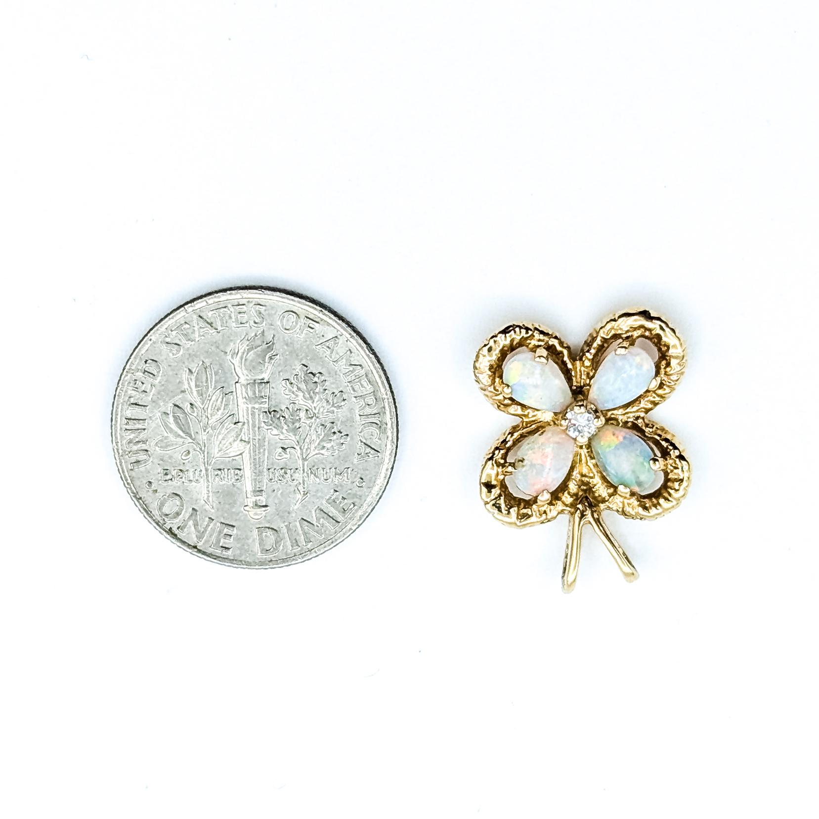 Donna Ciondolo a forma di farfalla in oro giallo 14k con opale australiano e diamante di metà secolo in vendita