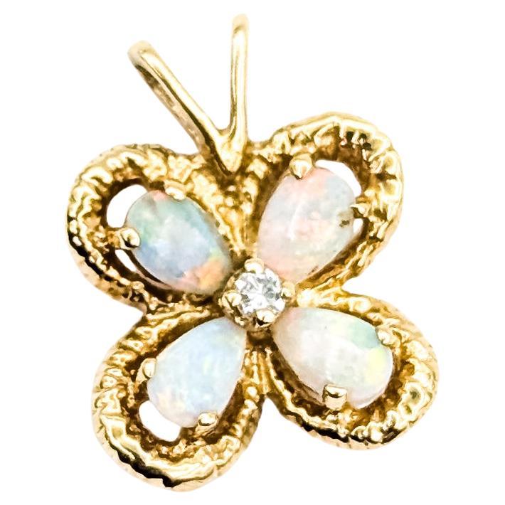 Ciondolo a forma di farfalla in oro giallo 14k con opale australiano e diamante di metà secolo