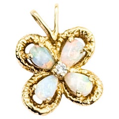 Pendentif papillon en or jaune 14k avec opale australienne et diamant du milieu du siècle dernier