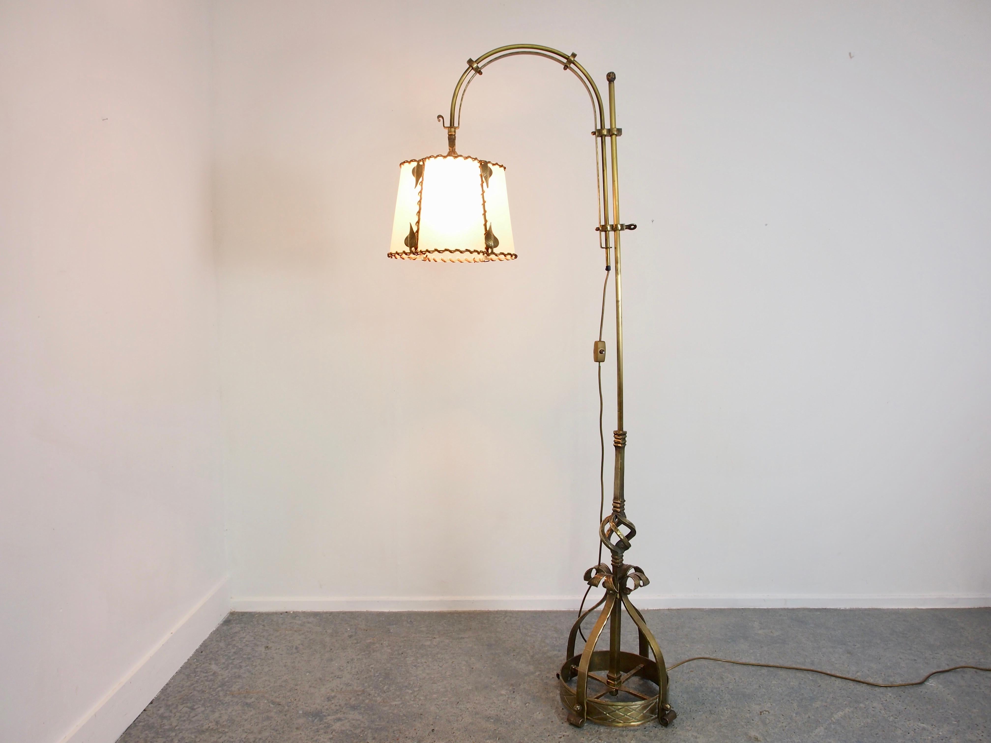 Stunning vintage Austrian midcentury floor lamp with a hand forged brass (in hight adjustable) foot and a Pig's bladder and leather shade.

This floor lamp is part of a set with 2 sconces and 2 hanging lamps (other advertisements).

Condition: