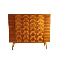 Tablero alto austriaco de mediados de siglo con frente de marquetería gráfica, nogal