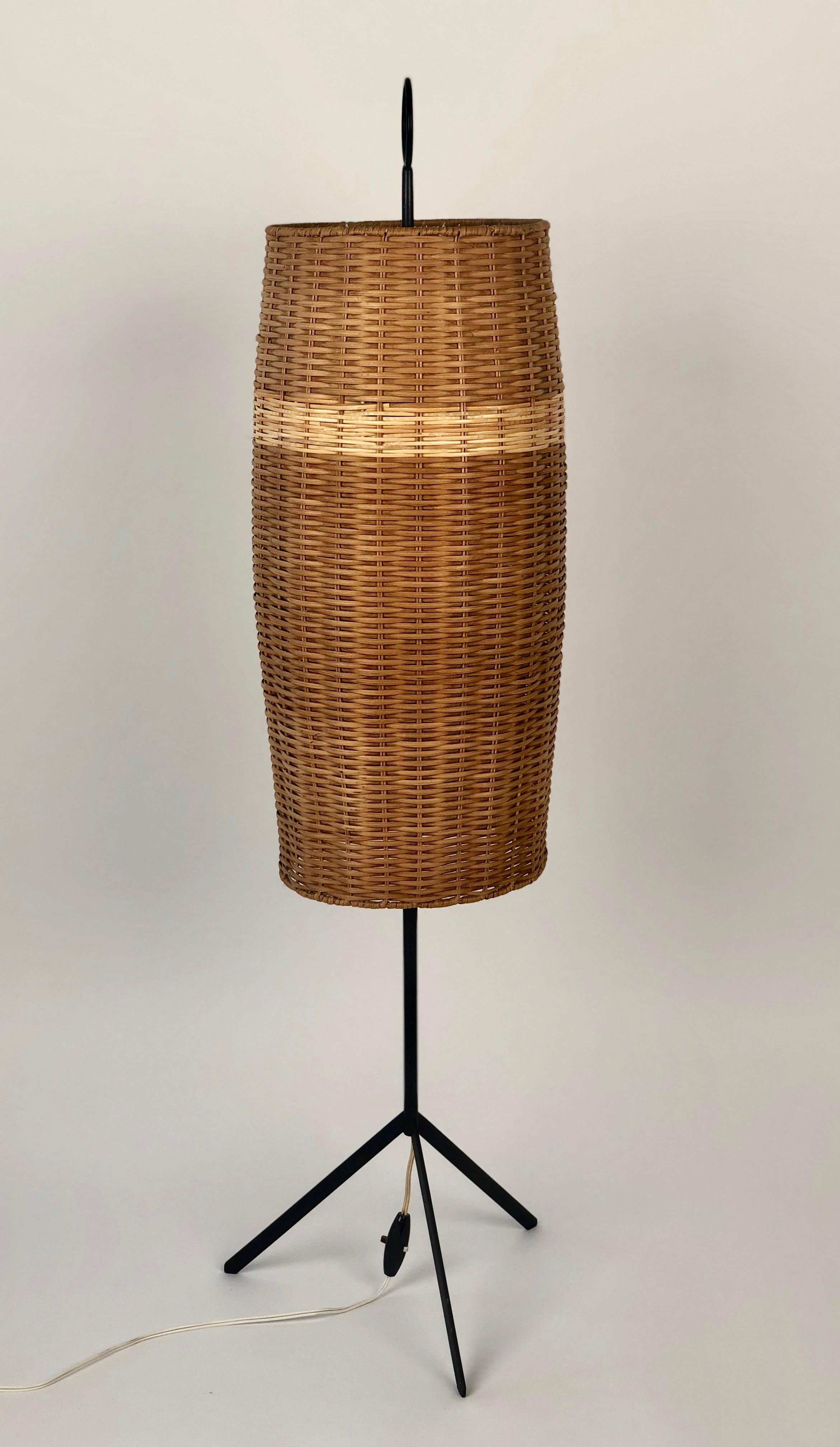 Österreichische Mid-Century-Stehlampe aus Korbweide „ Renee“ von J.T. Kalmar (Moderne) im Angebot