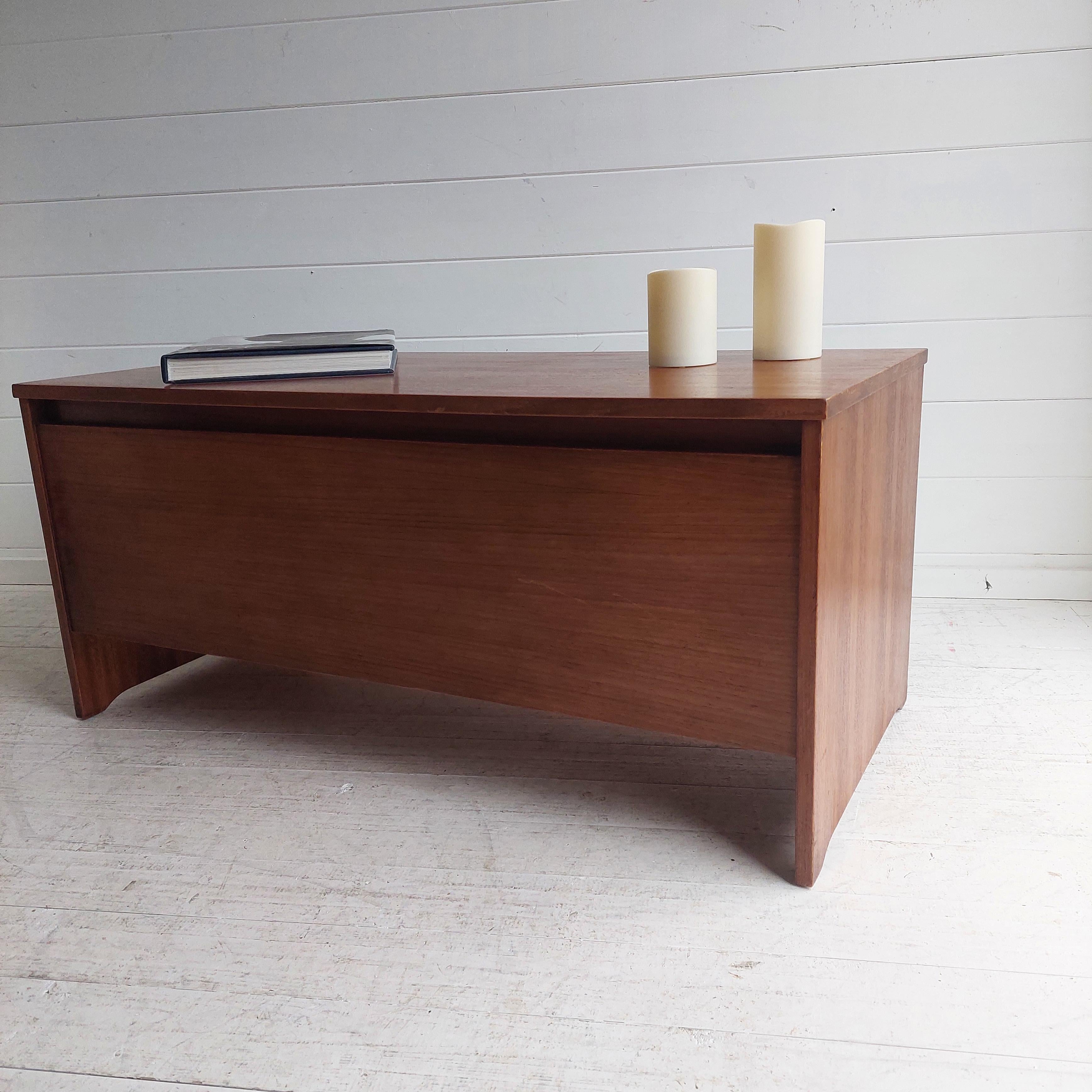 Mid Century Avalon Teak Coffee Table Storage cabinet  Blanket box Bench, 60s In Good Condition In Leamington Spa, GB