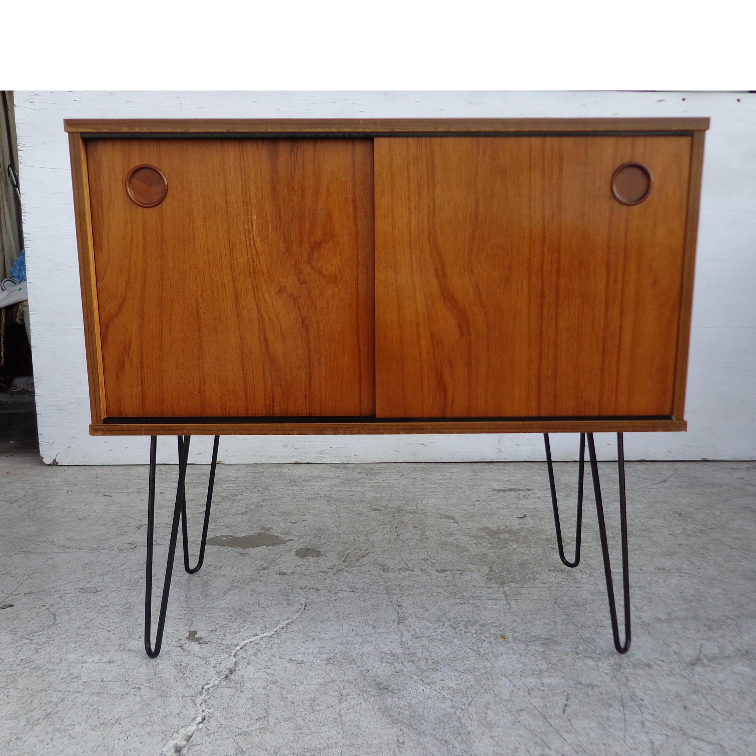 Mid century Avalon record cabinet

Space saving teak record cabinet by Avalon. Sliding doors with interior partitions. Hairpin legs.

 