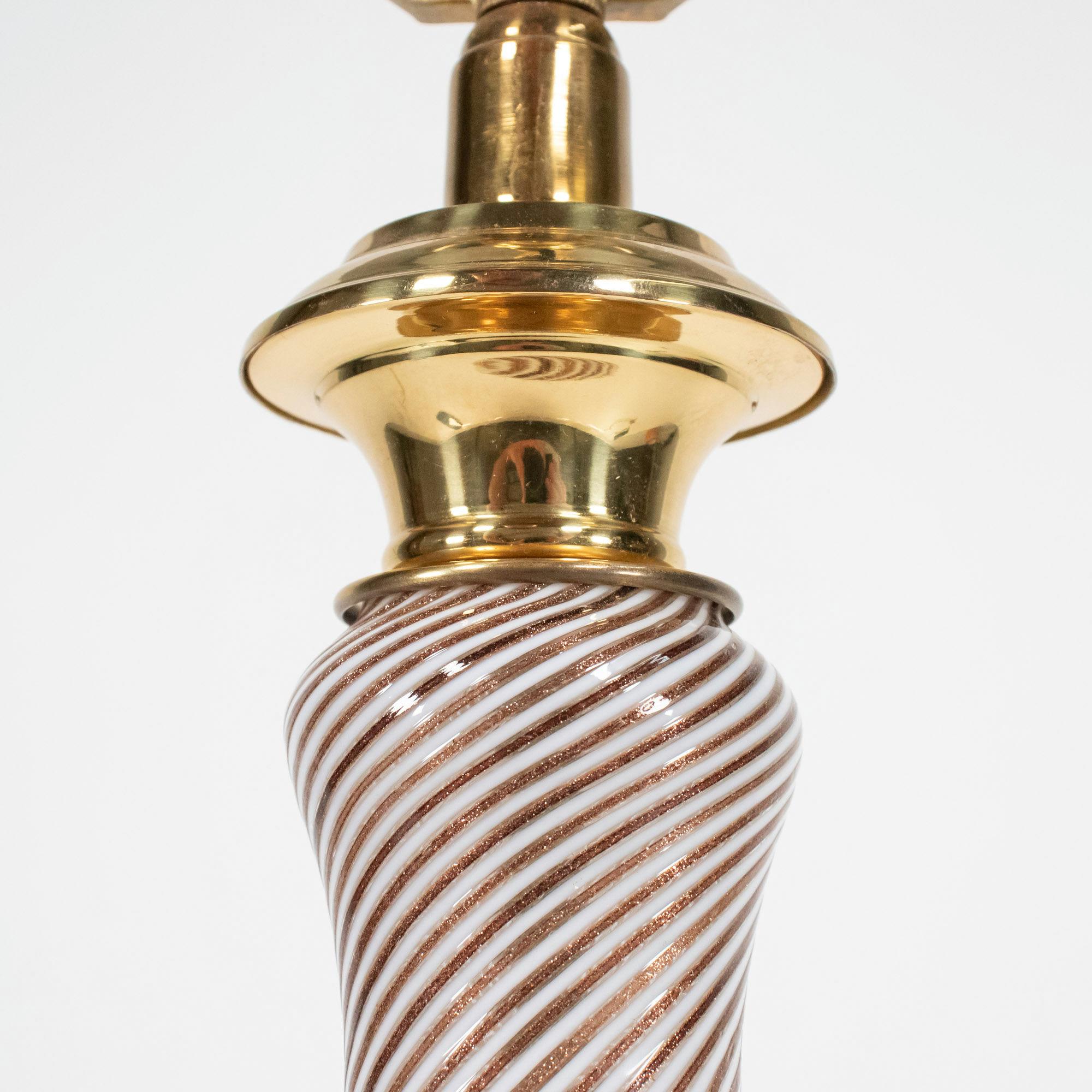 Hand-Crafted Mid Century Aventurine Filigrana Murano Table Lamp attributed to Dino Martens For Sale