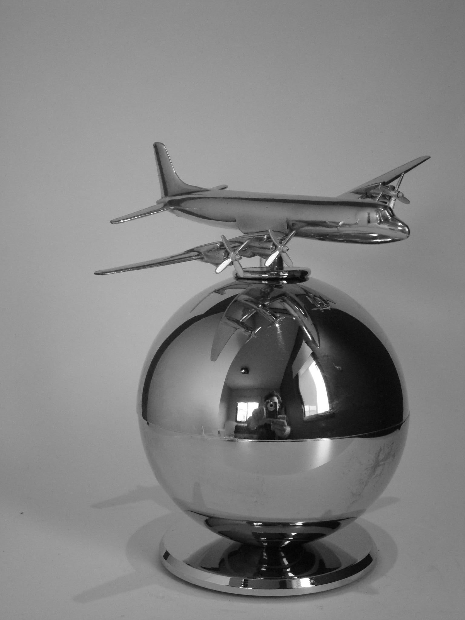 Modell Luftfahrt. Oldtimer-Flugzeugmodell aus Aluminium. Das Modell ist eine Mischung aus Art Deco und Midcentury Design. Sie ist über einer versilberten Kugel/Globus/Welt montiert.
Die Position des Flugzeugs kann eingestellt werden.
Das perfekte