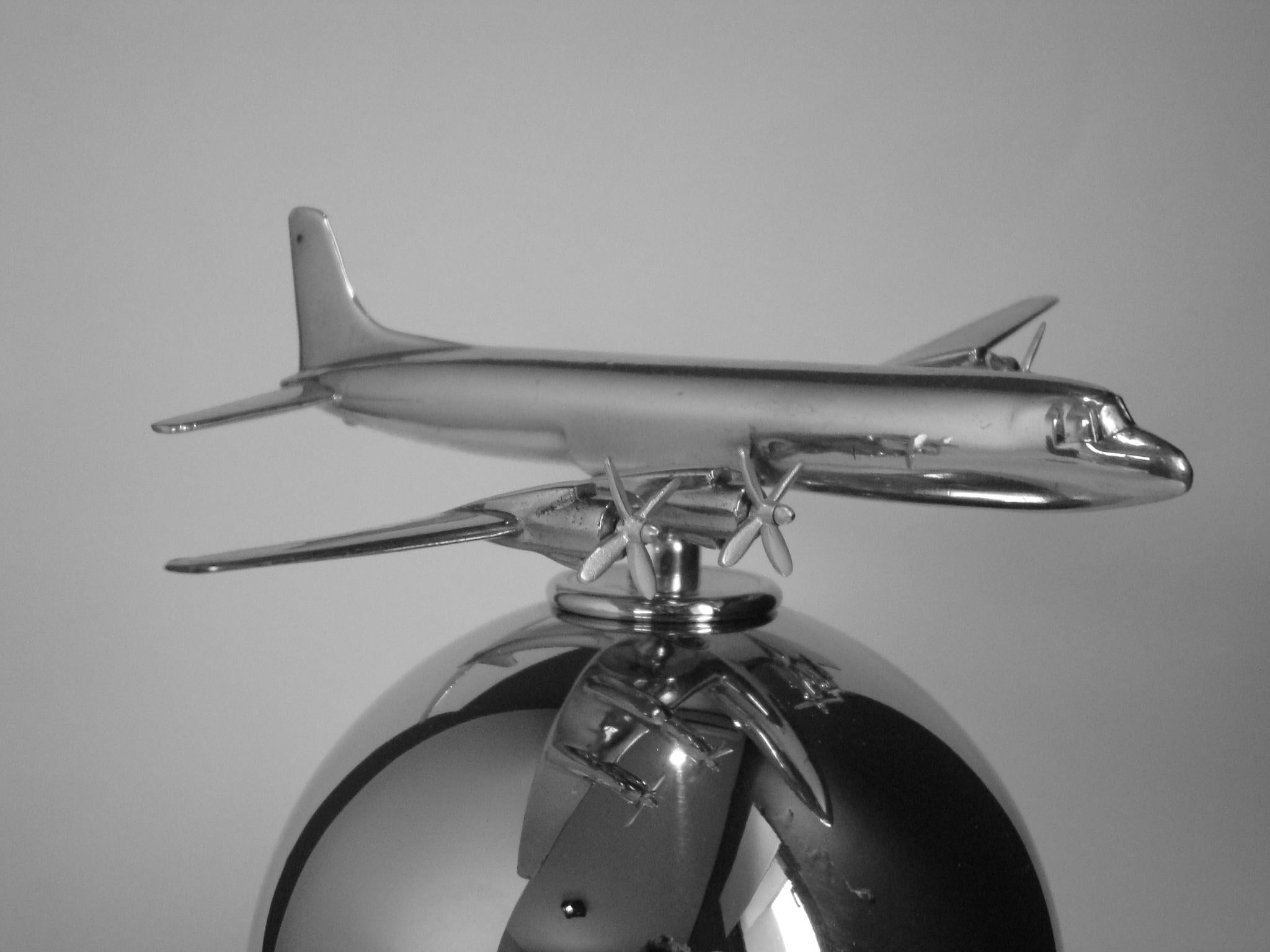 Mid Century Aviation Vintage Desk Airplane Over Globe Model, 1940s In Good Condition For Sale In Buenos Aires, Olivos
