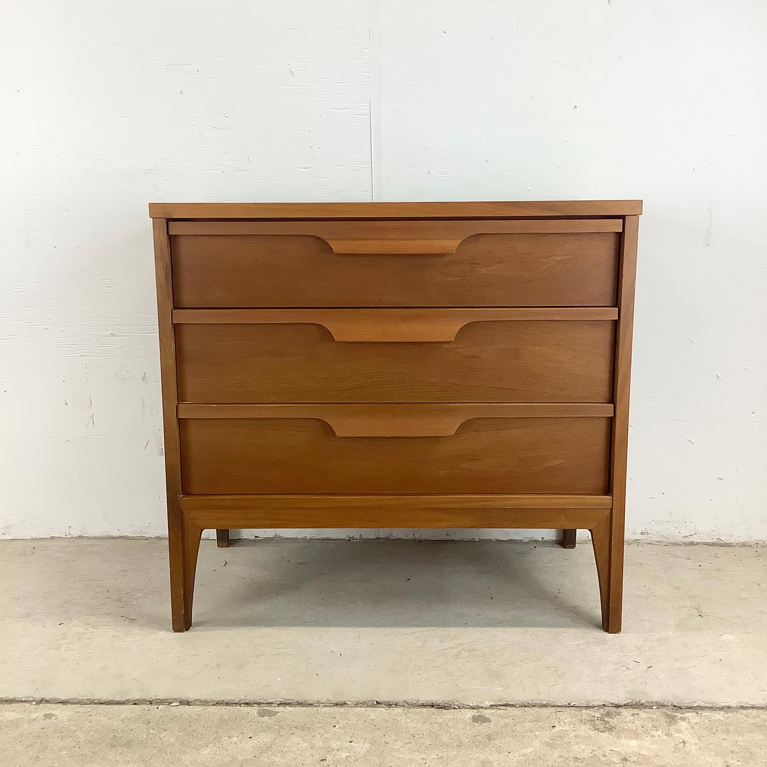 Esempio straordinario di design americano degli anni '50, questa cassettiera a tre cassetti del Mid-Century appartiene alla celebre linea 