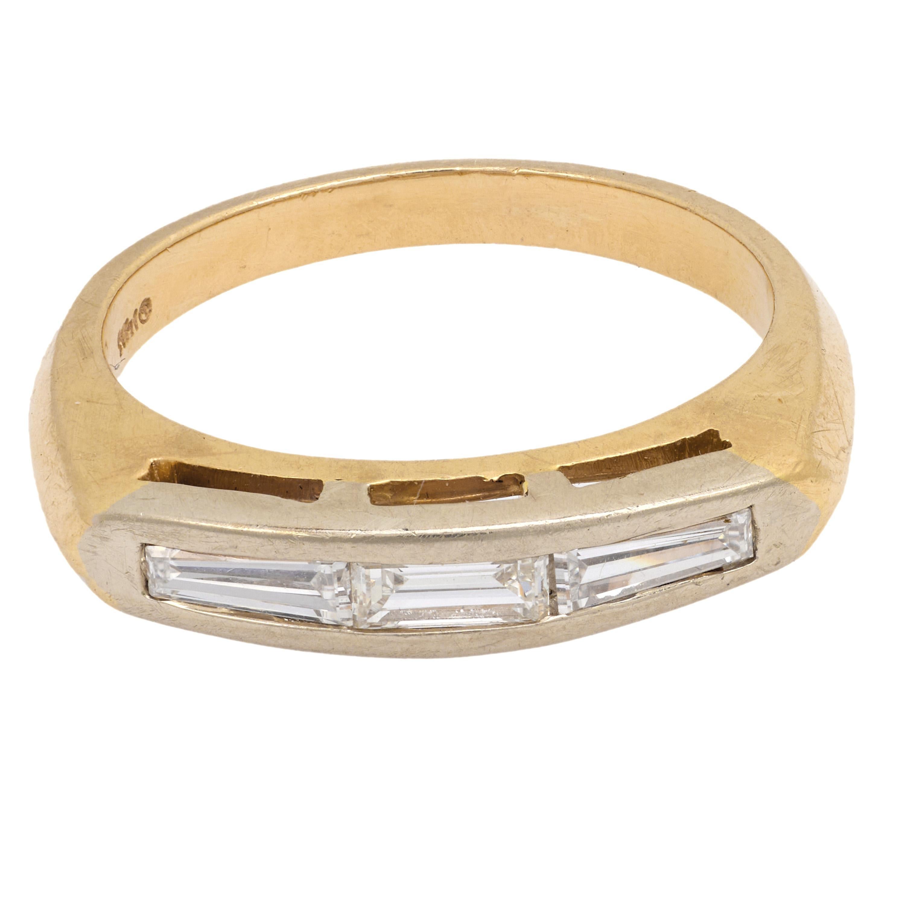 Mid Century baguette diamond 14k yellow and white gold wedding ring (Moderne) im Angebot