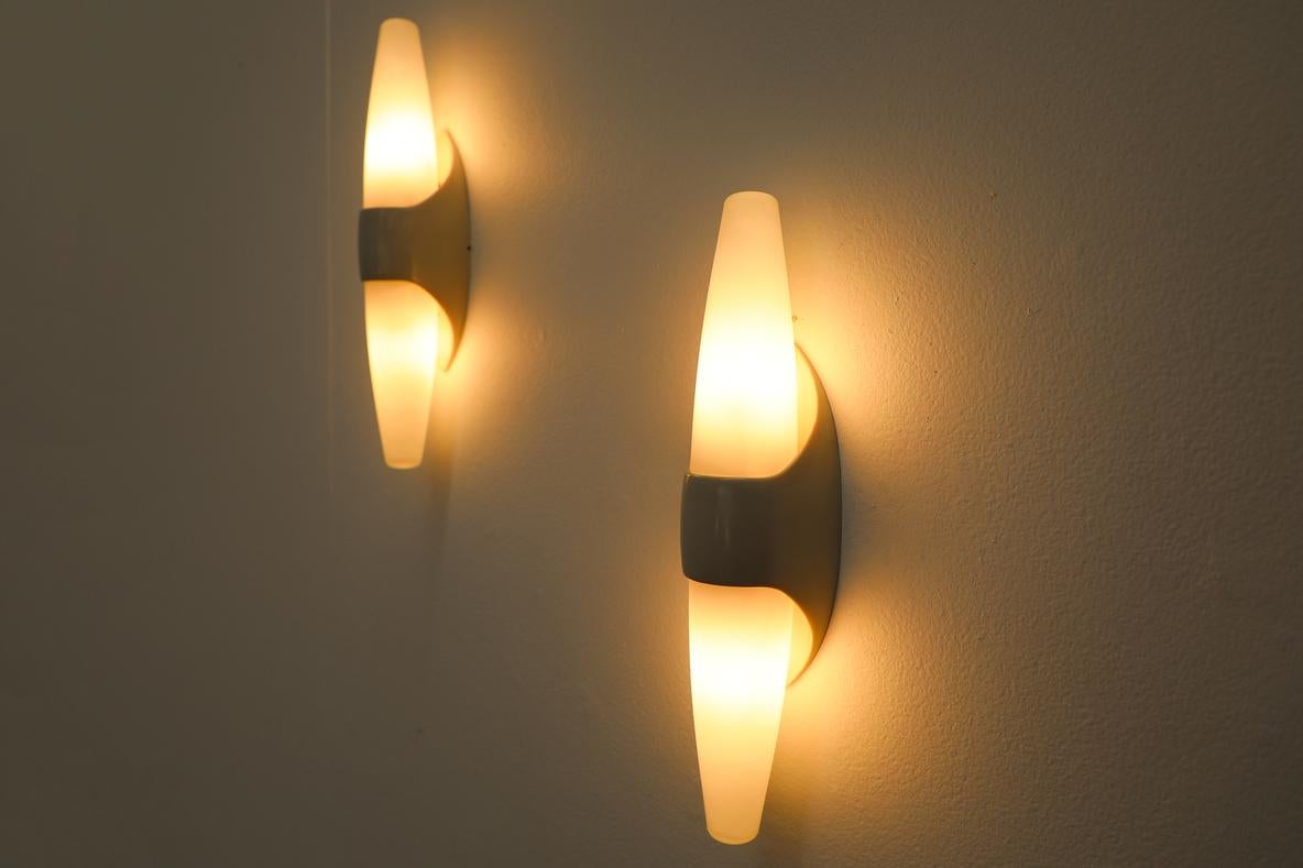 Mid-Century Bakelite Bo-Niko Double Wall Lamp with Frosted Glass Shade In Good Condition In Los Angeles, CA