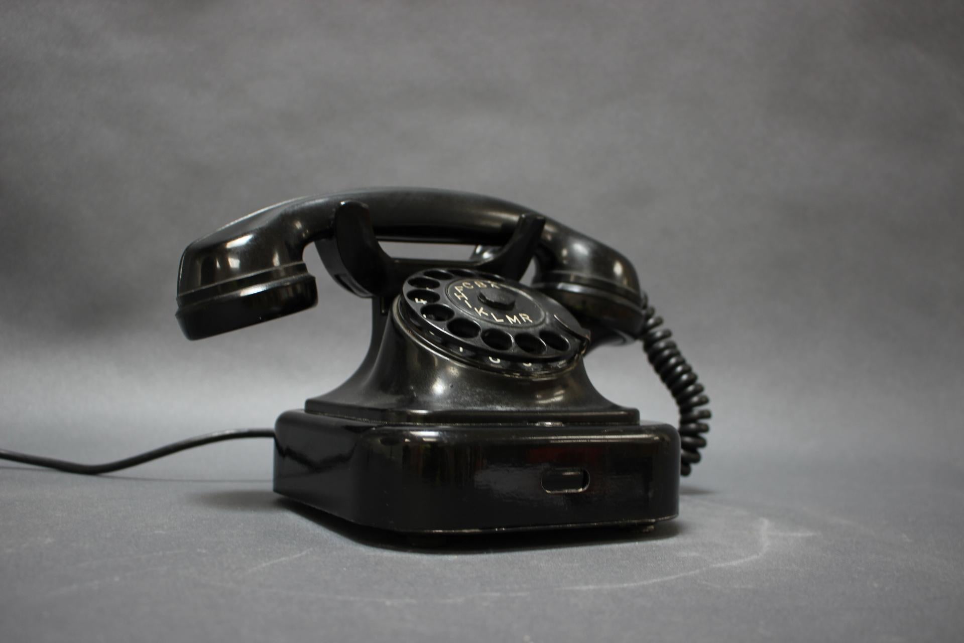 - Mid-Century Bakelitte Rottary Telefon von Tesla, 1950er Jahre,
- aus Bakelitte,
- weist Gebrauchs- und Altersspuren auf (Kratzer, etc.etc.),
- in gutem Originalzustand,