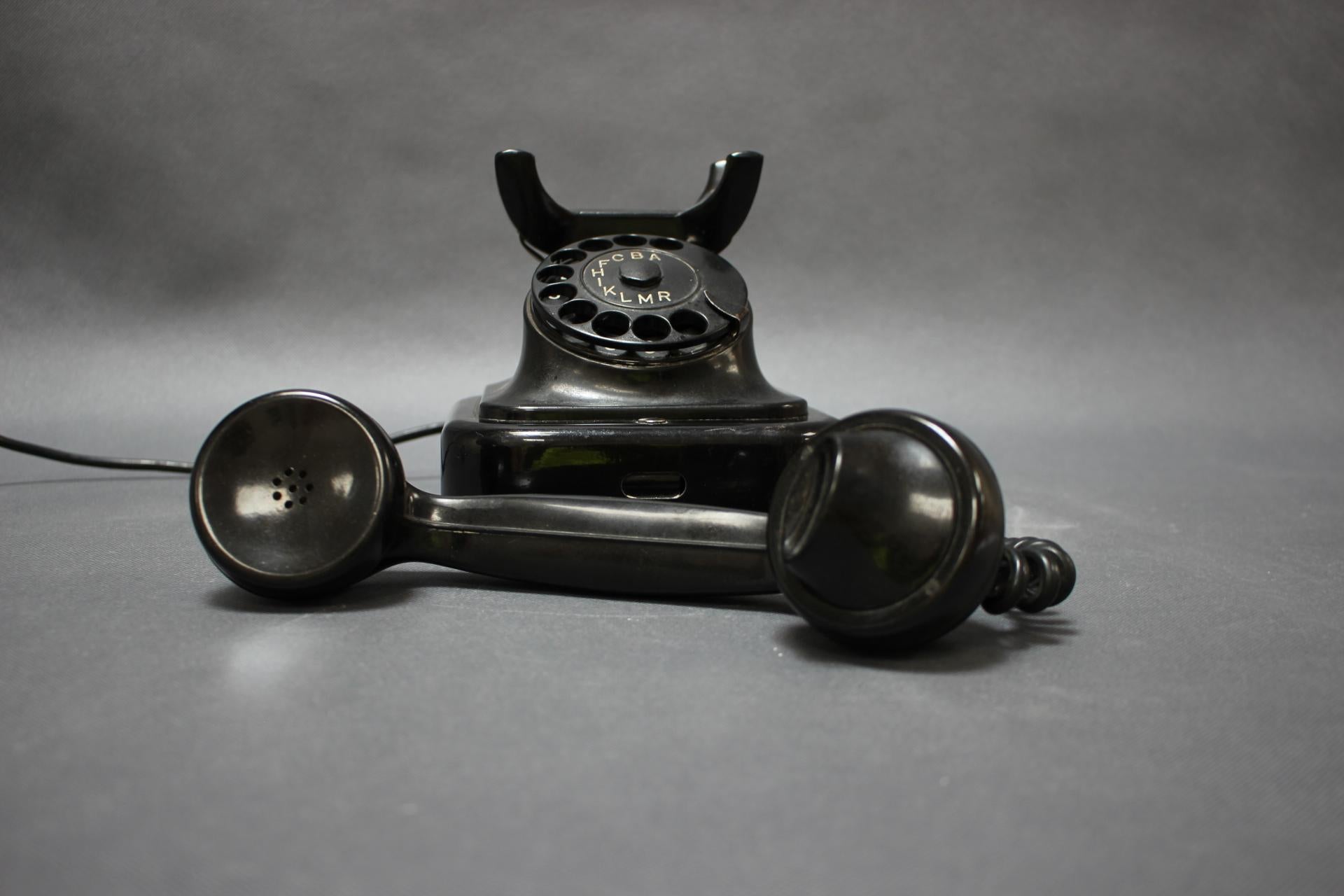 Bakelitte Rottar-Telefon aus der Jahrhundertmitte von Tesla, 1950er Jahre (Moderne der Mitte des Jahrhunderts) im Angebot