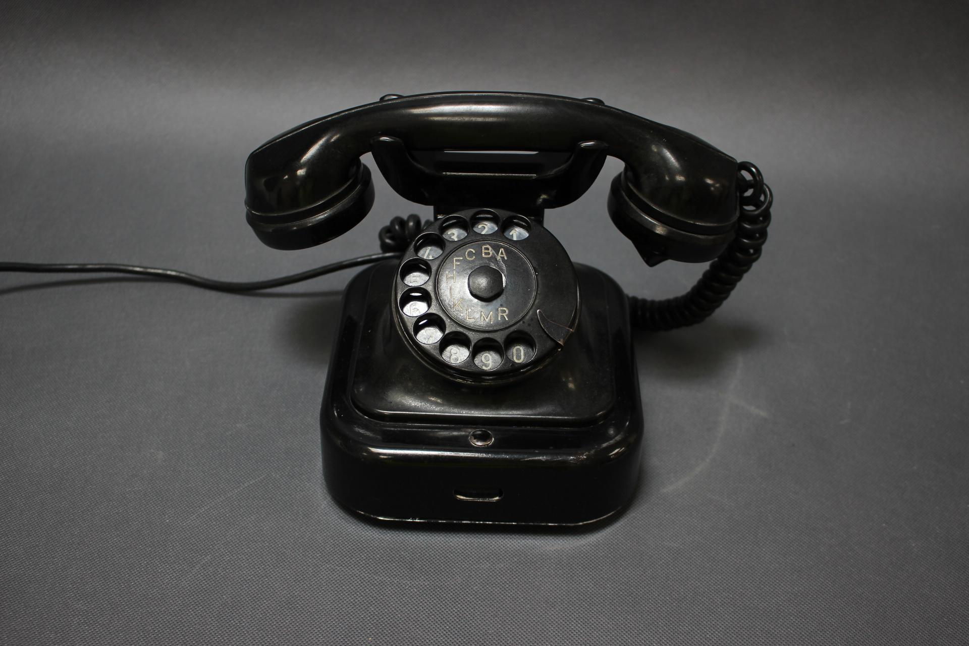Bakelitte Rottar-Telefon aus der Jahrhundertmitte von Tesla, 1950er Jahre im Zustand „Gut“ im Angebot in Praha, CZ