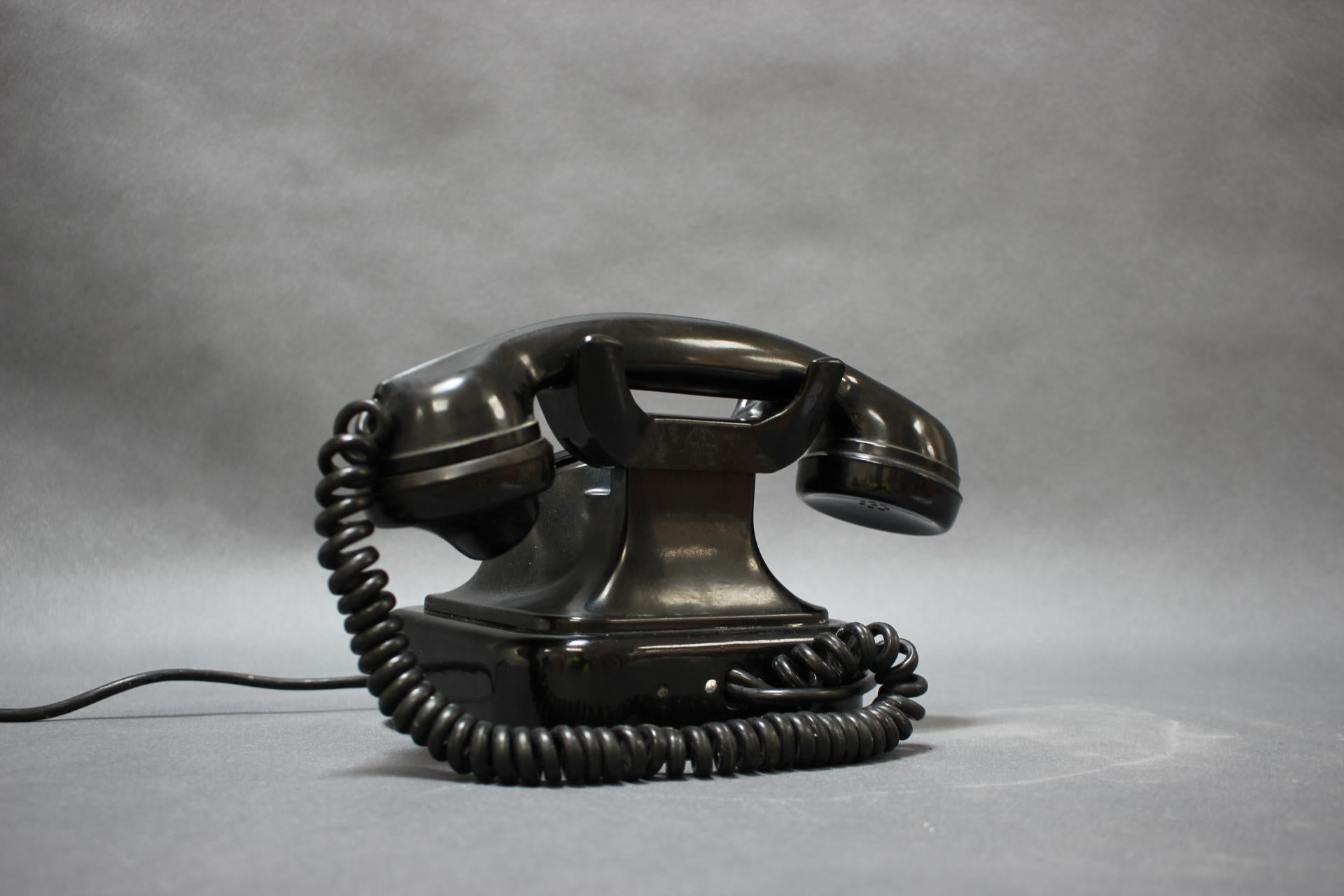 Bakelitte Rottar-Telefon aus der Jahrhundertmitte von Tesla, 1950er Jahre (Mitte des 20. Jahrhunderts) im Angebot