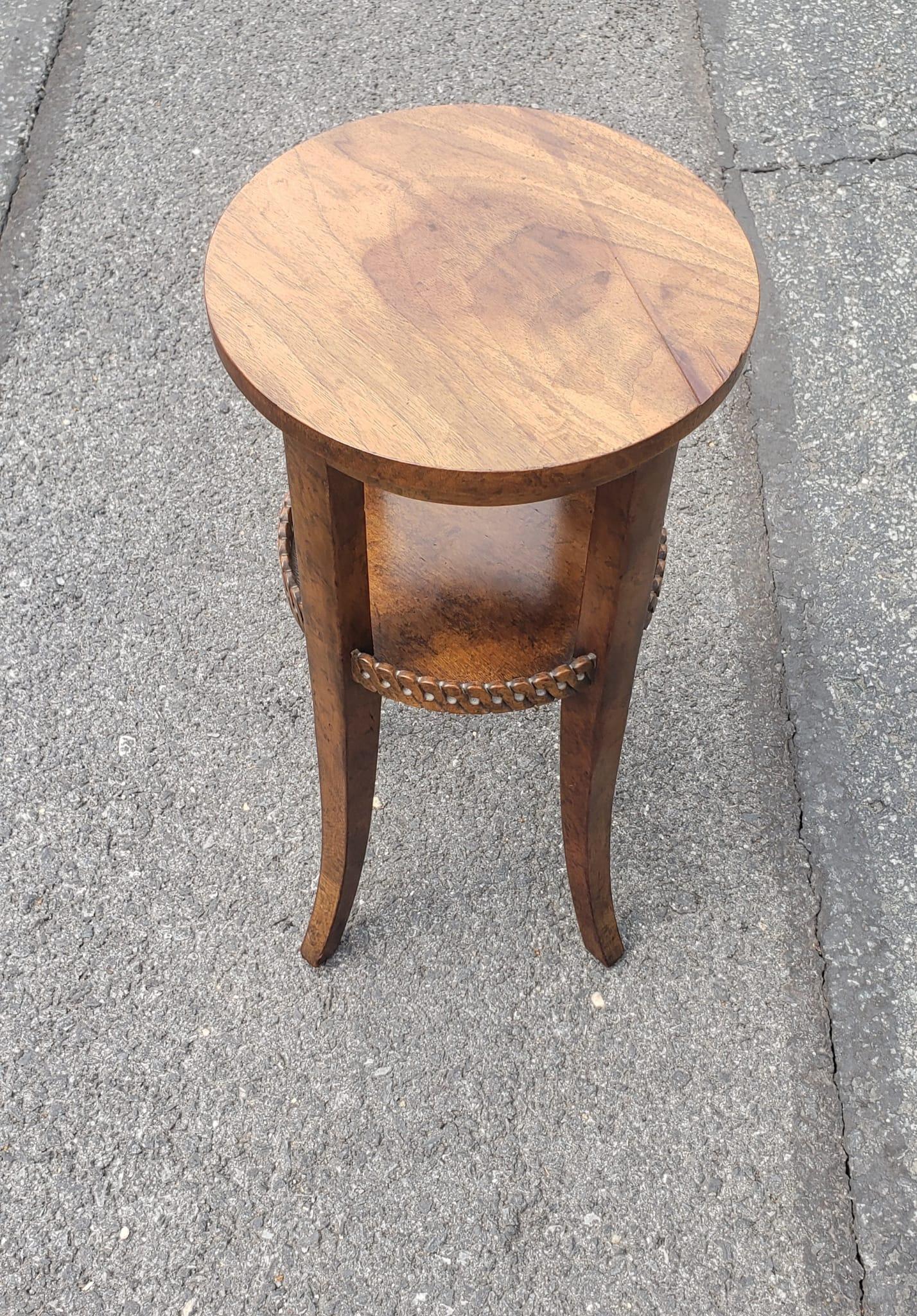 Mid-Century Modern Meuble Baker du milieu du siècle en noyer sculpté et teinté Stand de bougie à étages en vente