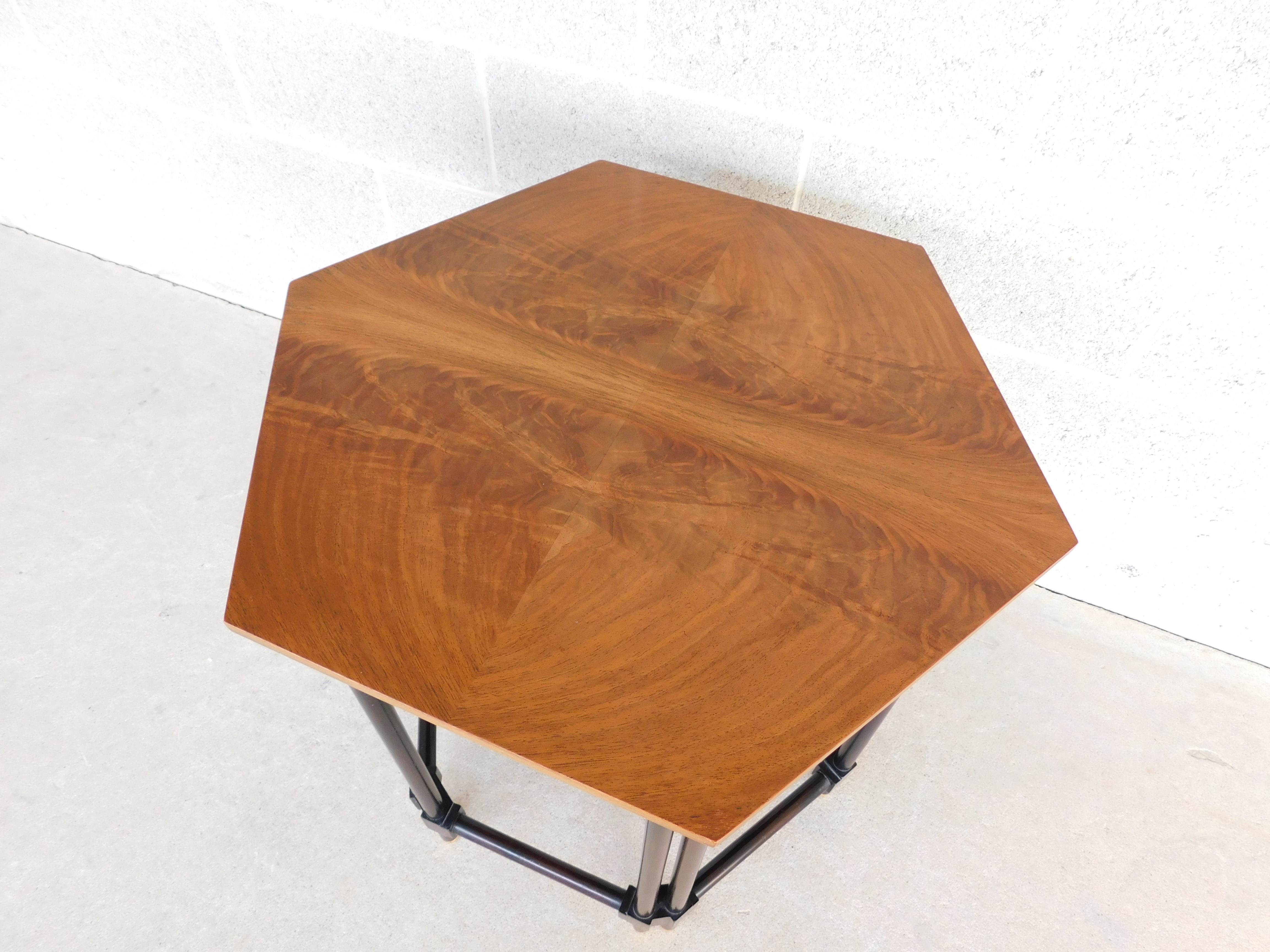Mid-Century Baker Furniture Beistelltisch aus lackiertem, vergoldetem Holz mit vergoldeter Oberfläche (Regency) im Angebot
