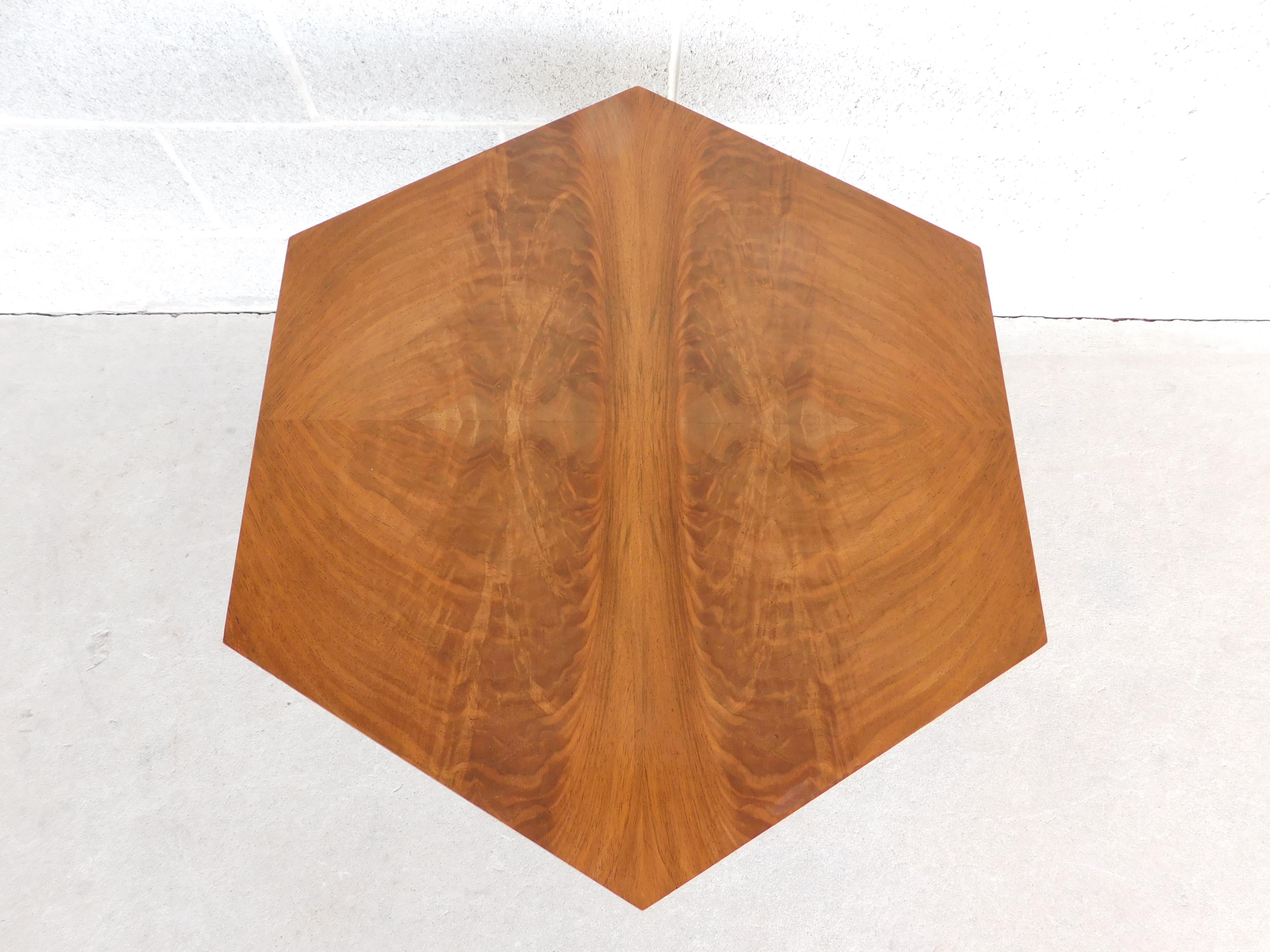 Mid-Century Baker Furniture Beistelltisch aus lackiertem, vergoldetem Holz mit vergoldeter Oberfläche im Angebot 3