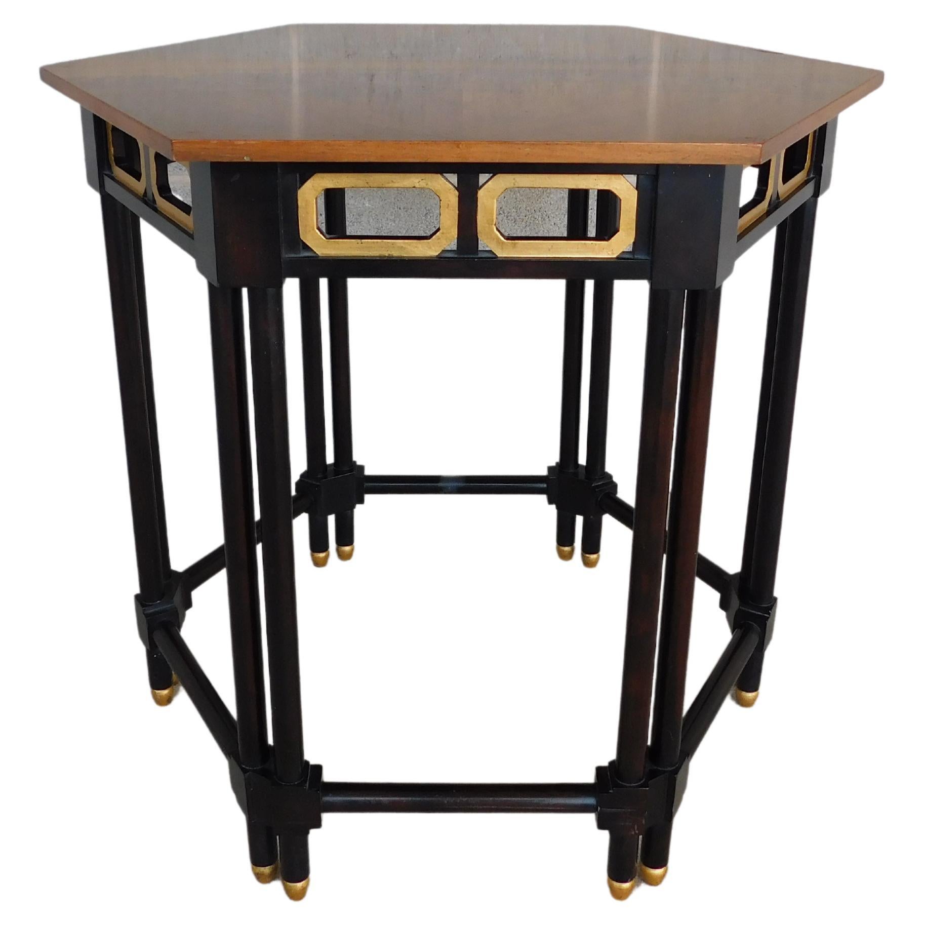 Table d'appoint Baker Furniture du milieu du siècle en bois laqué or doré avec finition figurative