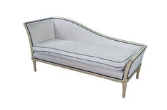 Mobili Baker di metà secolo: chaise longue imbottita in stile Luigi XVI